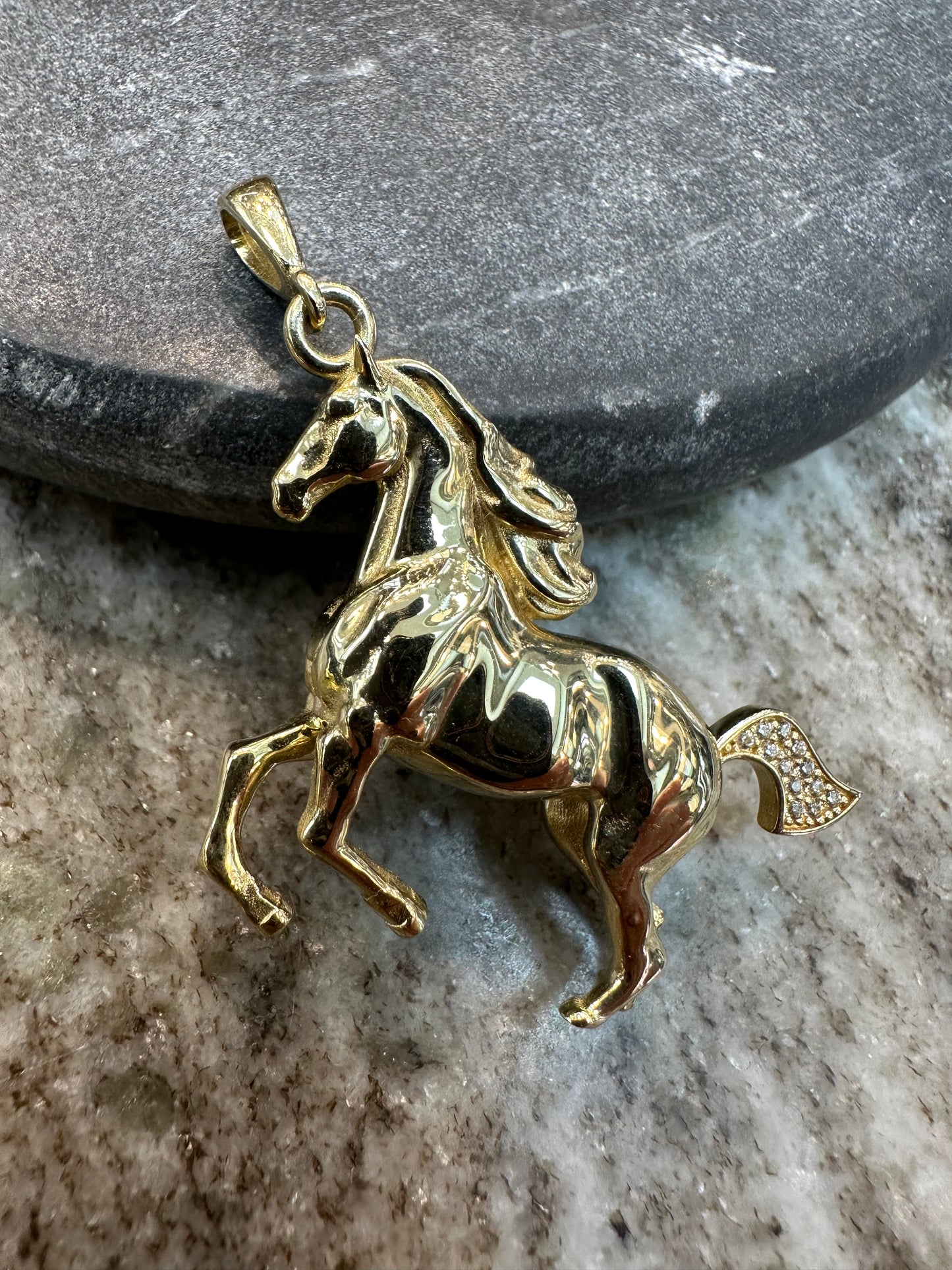 Prachtige 14K Gouden Paard Hanger – 35,8 mm breed | 47,1 mm lang | Gedetailleerd & Luxe