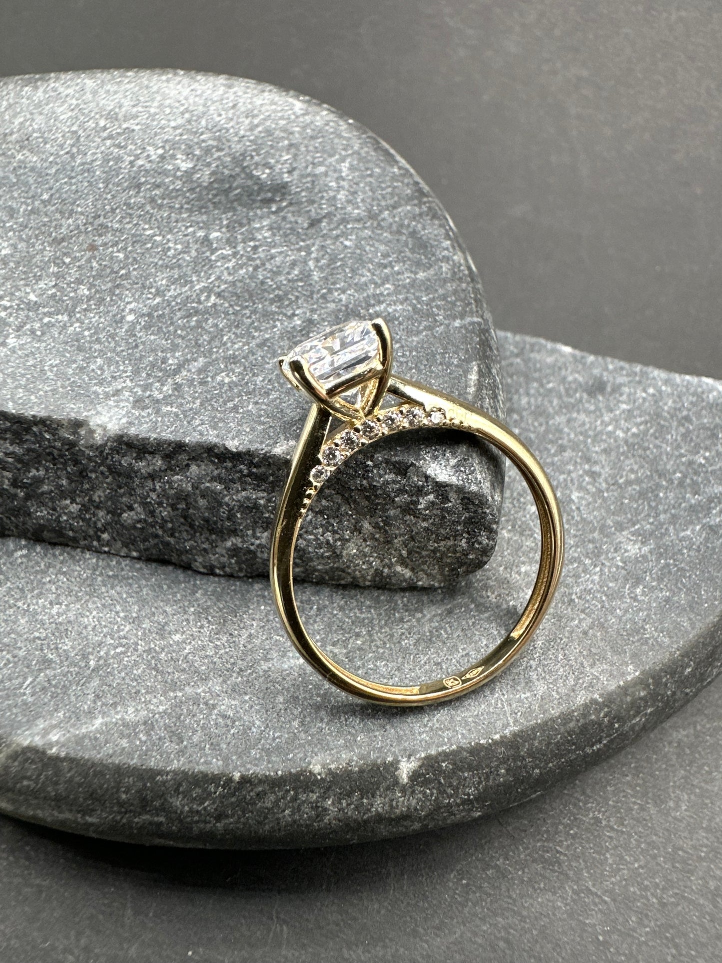 14K Gouden Ring met Vierkante Zirkonia – Maat 18
