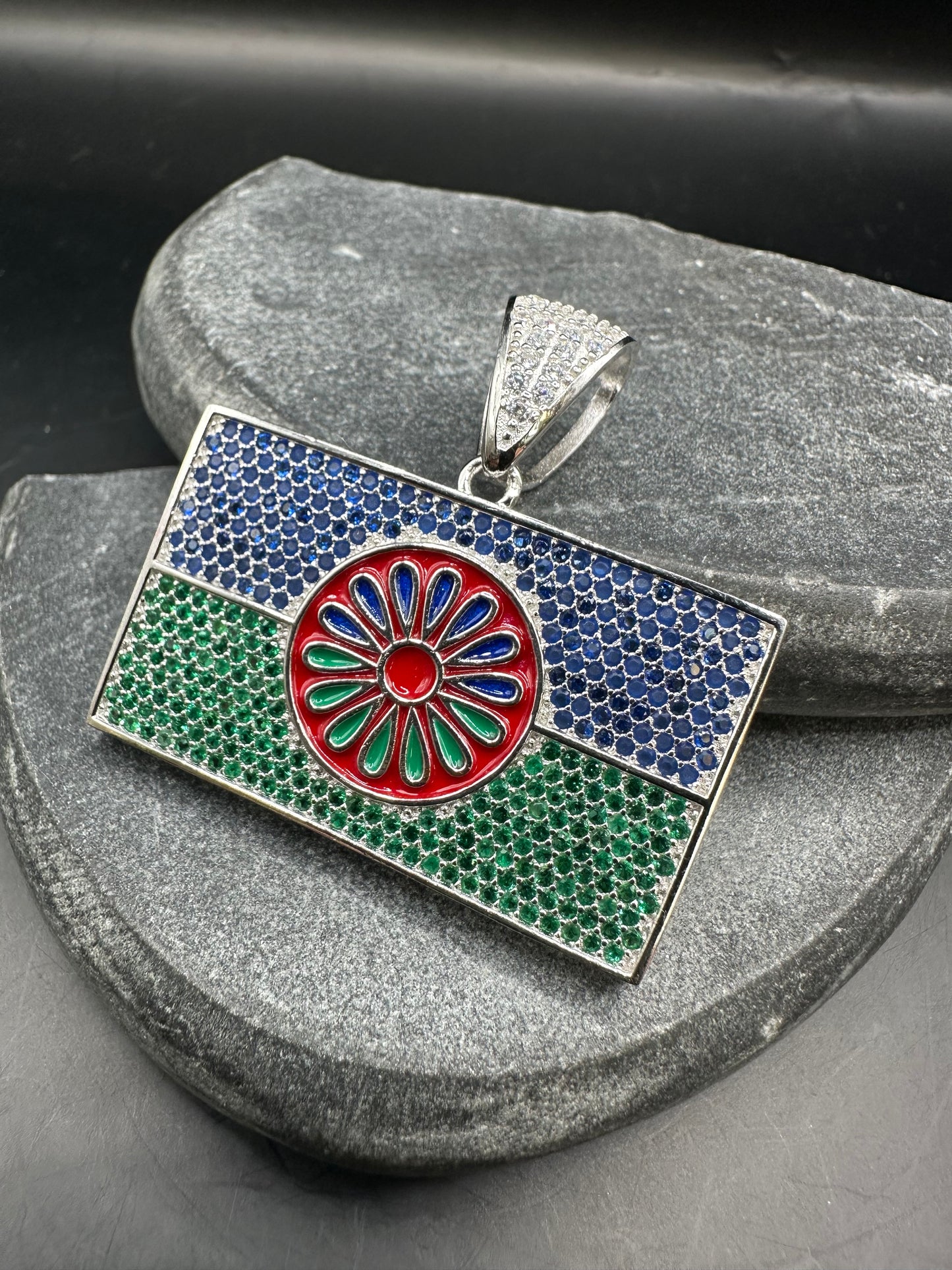 925 Zilveren Roma & Sinti Vlag Hanger met Edelstenen – 40 mm