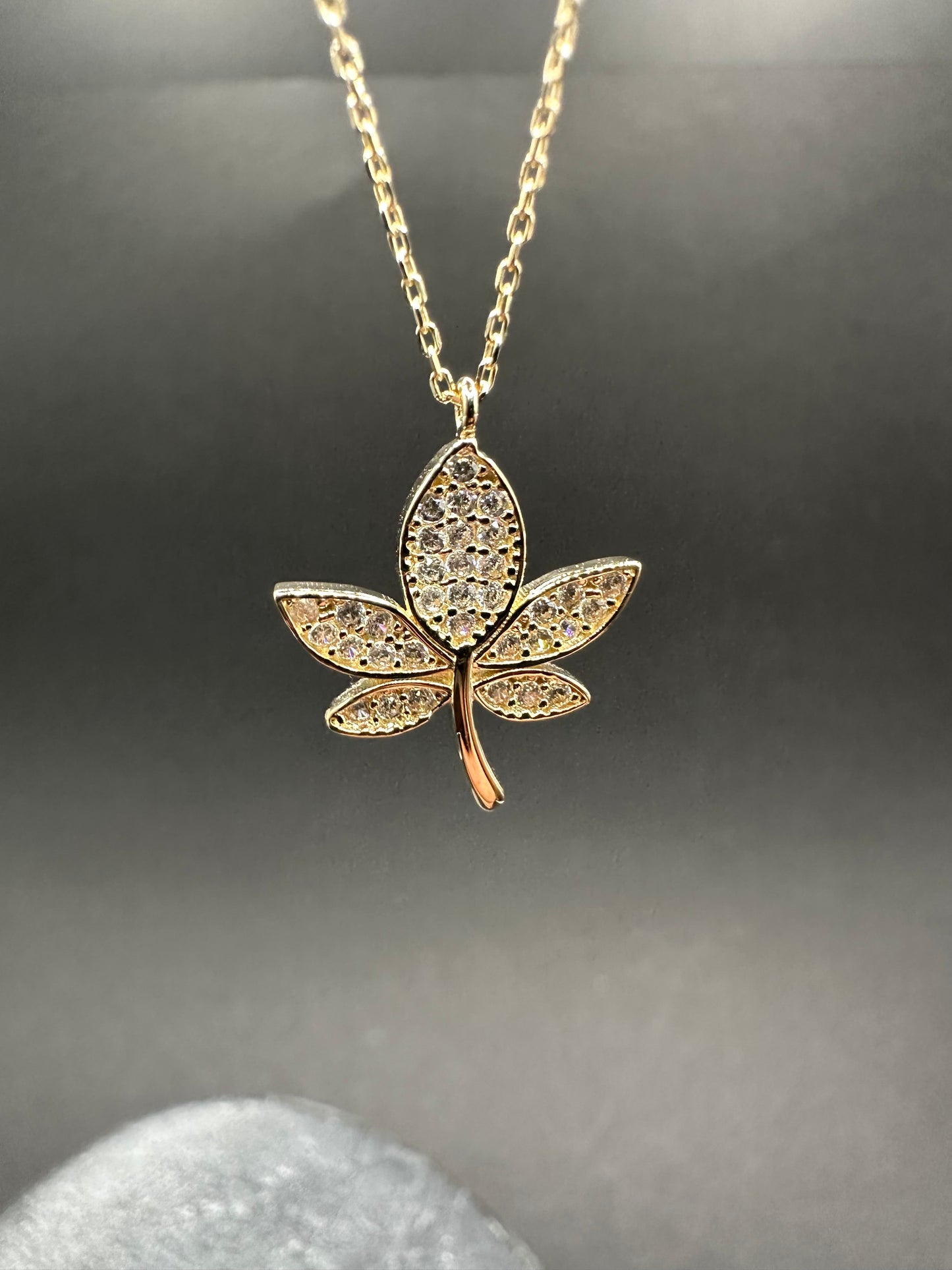 14K Gouden Elegante Ketting met Blad Hanger – 42 cm