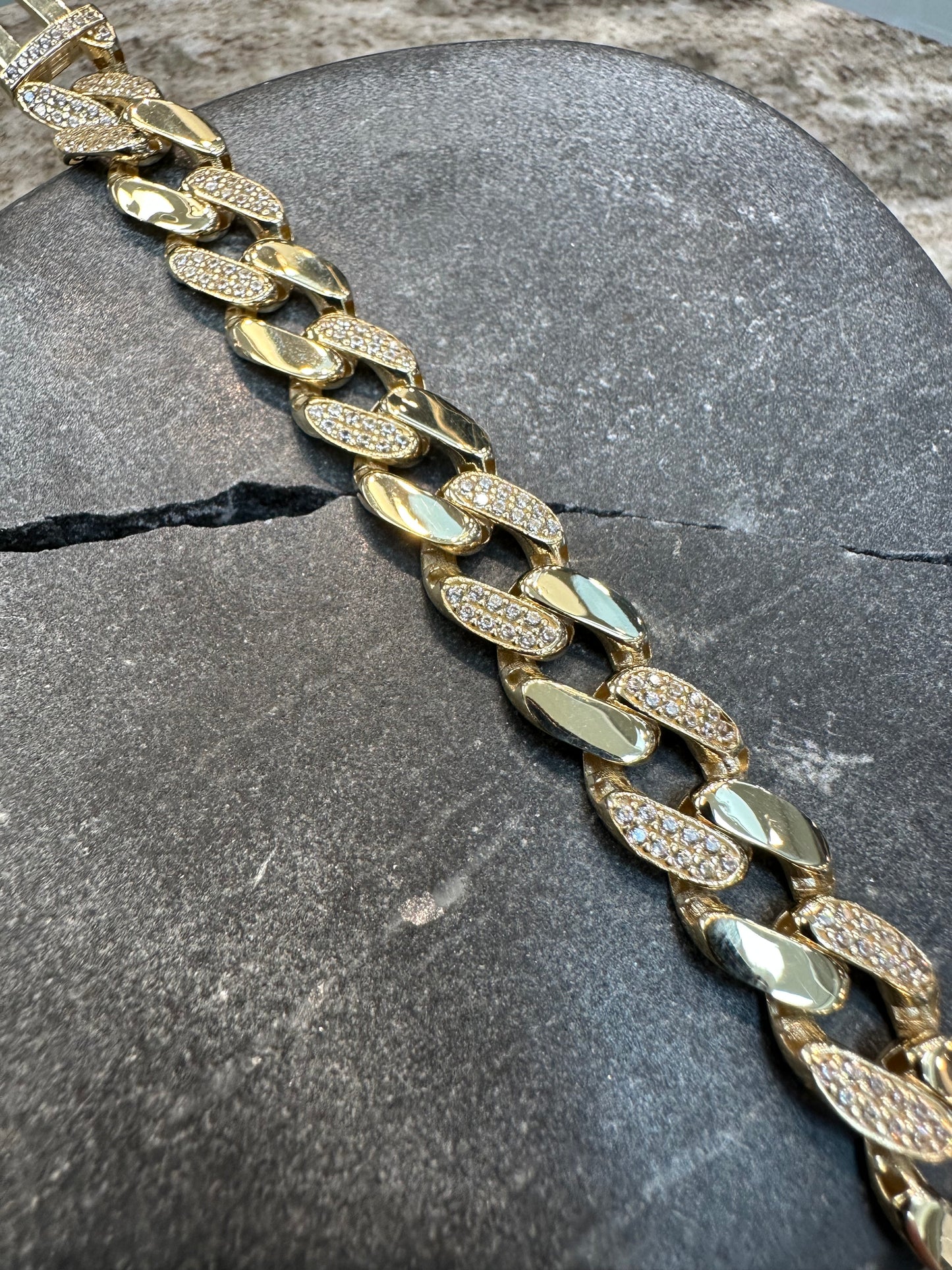 Prachtige 14K Gouden Iced Cuban Link Armband – 20,5 cm | 11 mm | Zirkonia