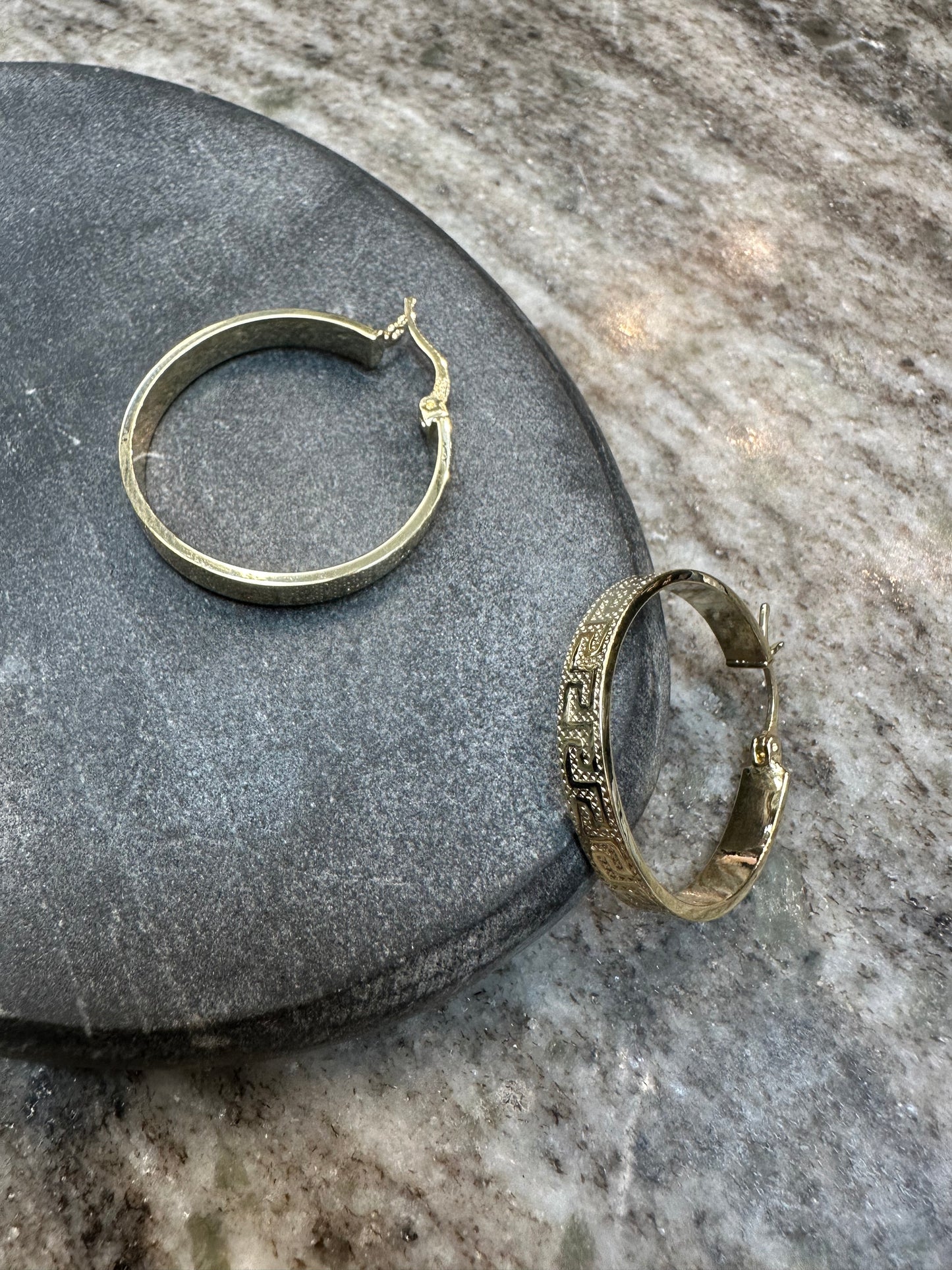 Prachtige 14K Gouden Creolen met Griekse Tekens – 27,8 mm | Tijdloos & Elegant