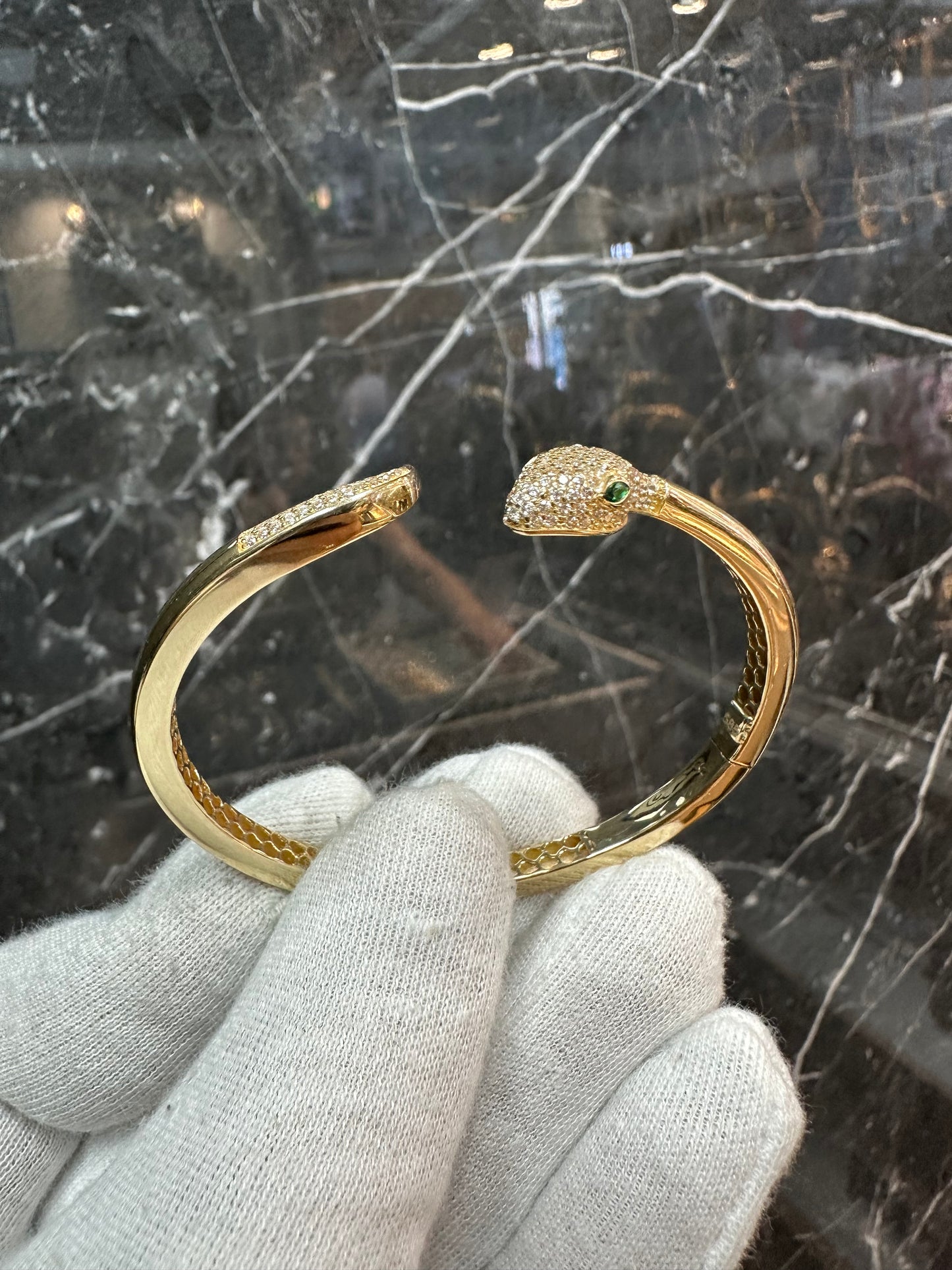 Prachtige 14K Gouden Slang Armband – Smaragd Oogjes & Zirkonia | Draaislot | Luxe & Uniek
