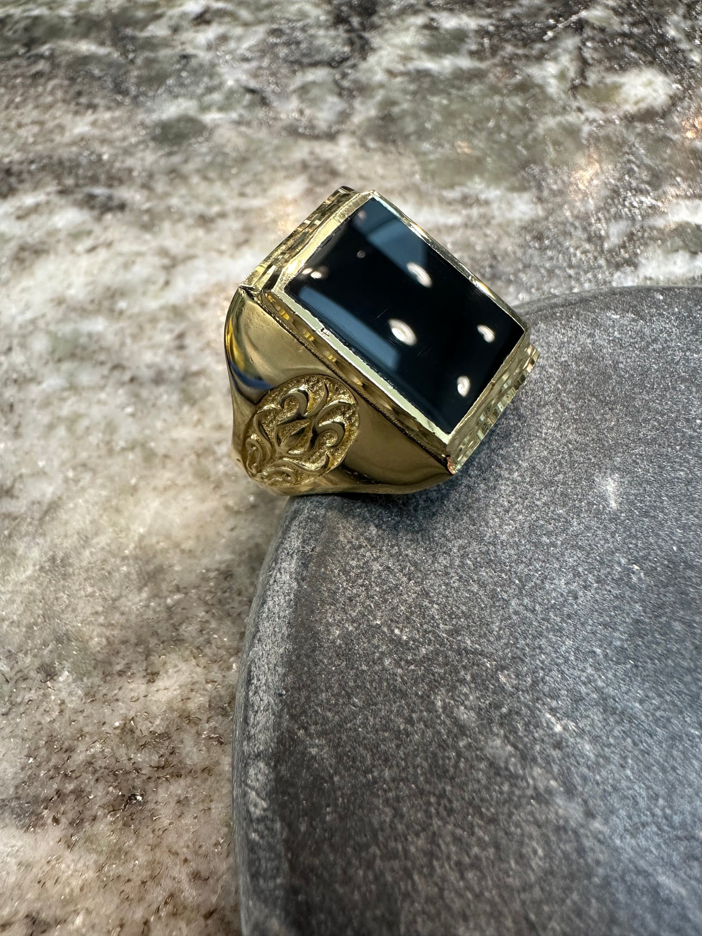 18K Gouden XL Zegelring met Gelaagde Onyx Steen – Maat 20