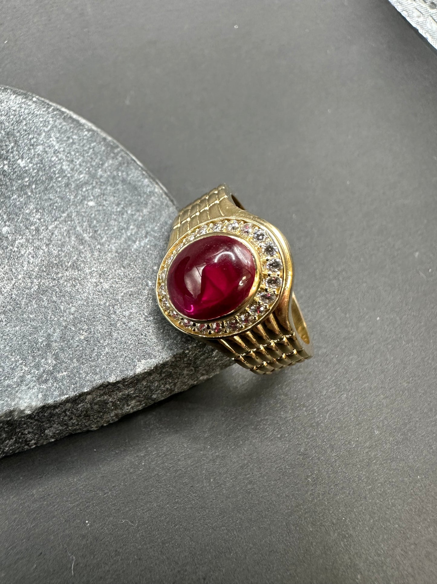 14K Gouden Massieve Ring met Rode Edelsteen en Zirkonia – Maat 21,5