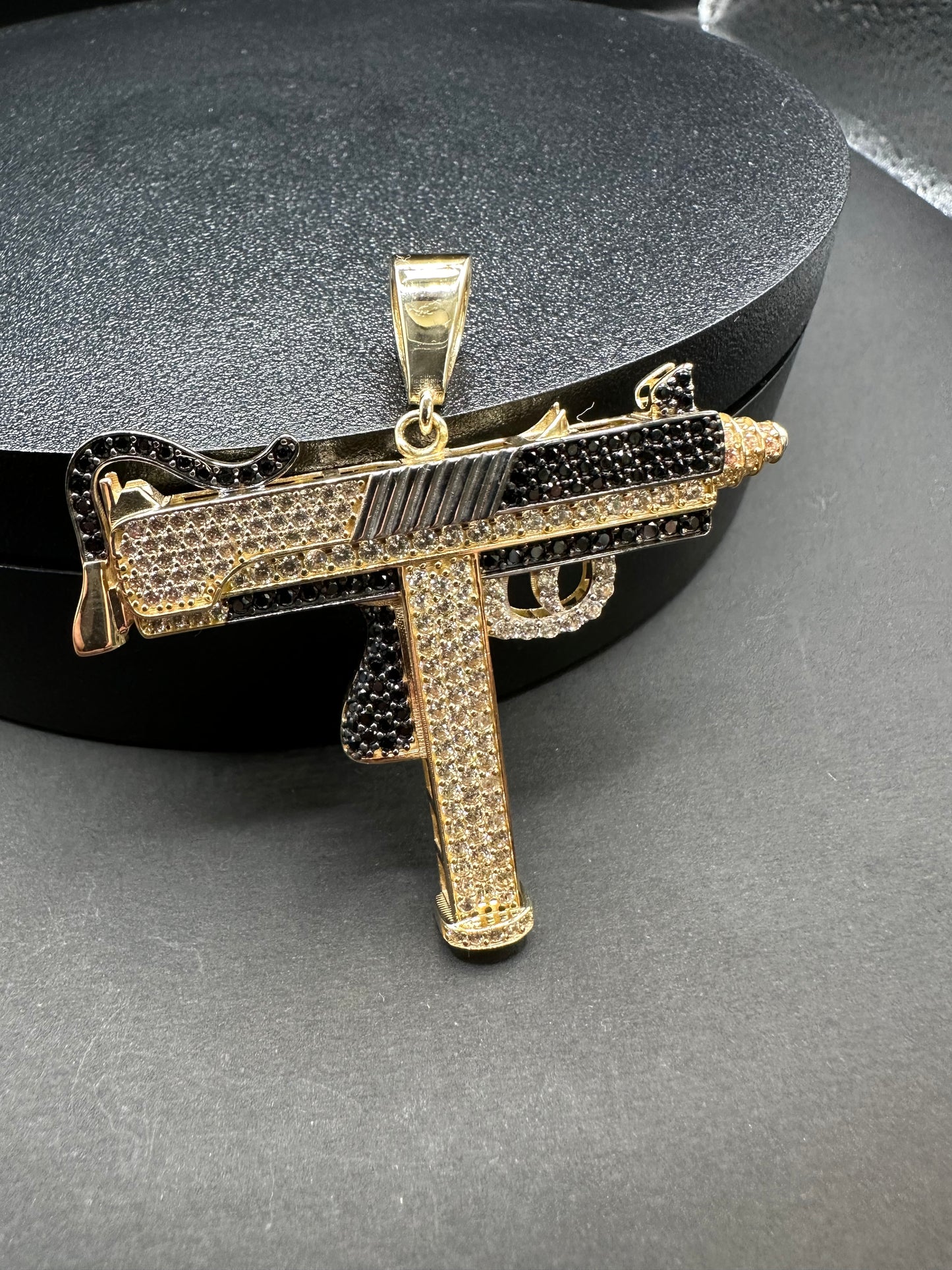 14K Gouden Uzi Hanger met Onyx Stenen – 53 mm