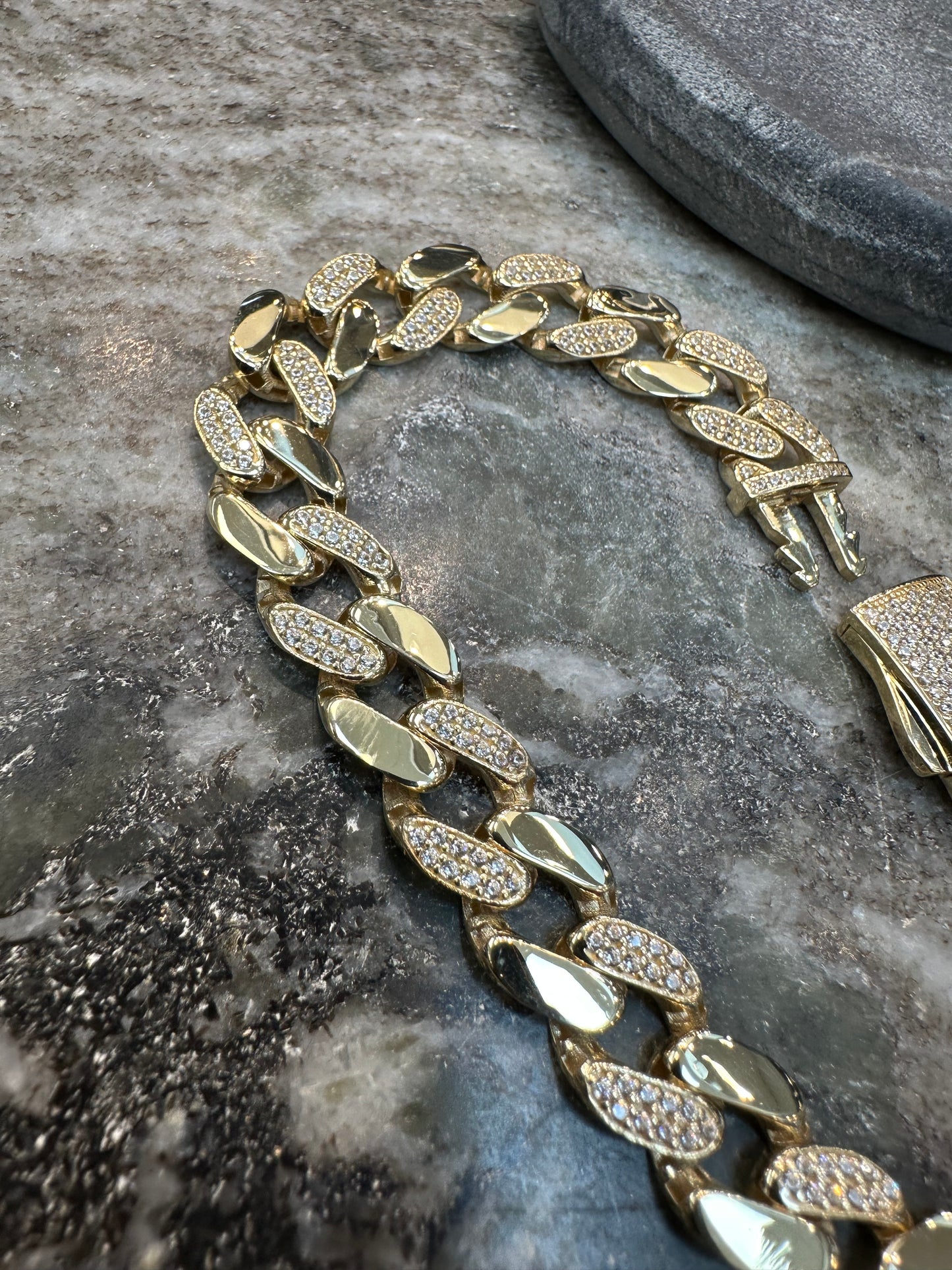 Prachtige 14K Gouden Iced Cuban Link Armband – 20,5 cm | 11 mm | Zirkonia
