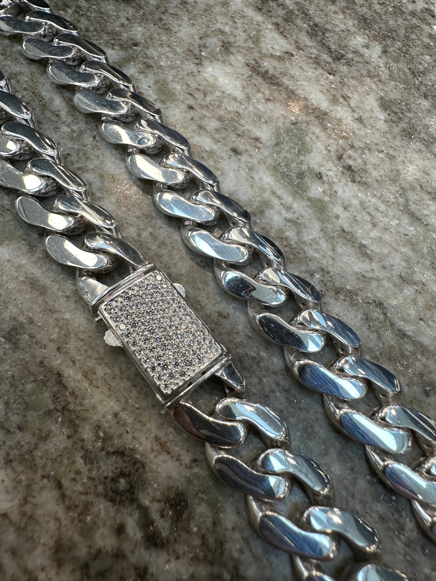 Prachtige 925 Zilveren Cuban Link Ketting – 61 cm | 12 mm | Iced Blokslot