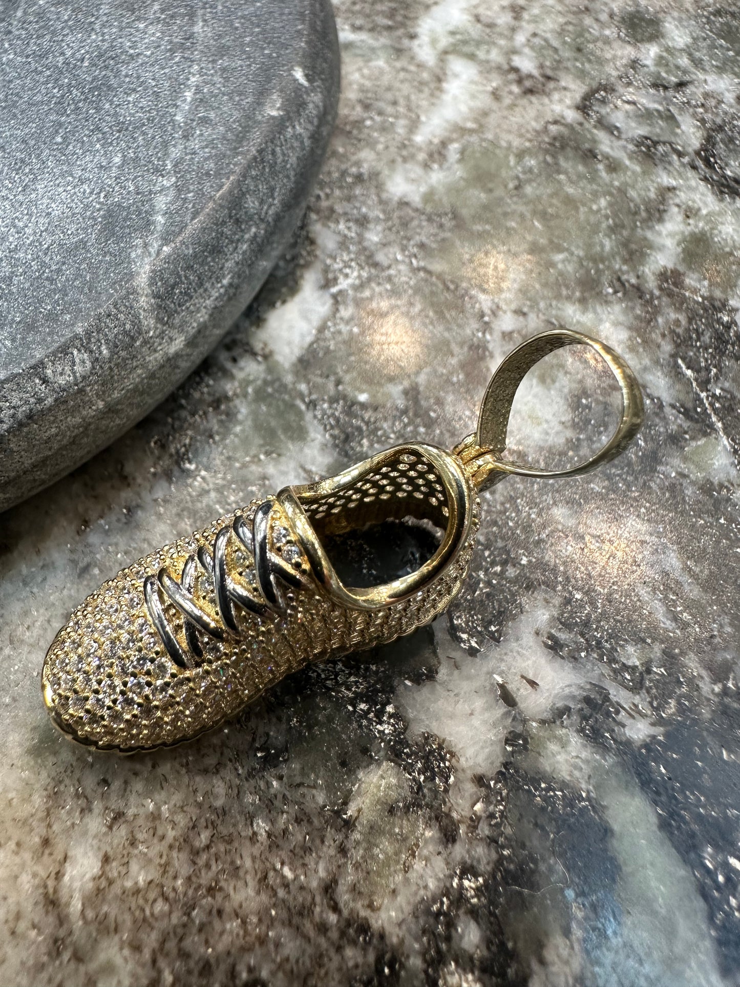 Prachtige 14K Gouden Sneaker Hanger – Iced met Zirkonia | 11,6 mm breed | 45,5 mm lang