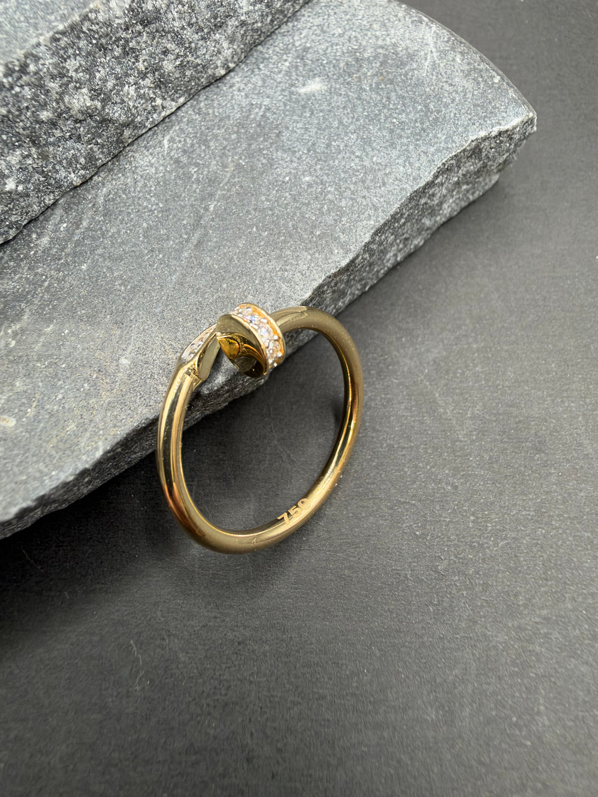18K Gouden Spijkerring met Zirkonia – Maat 18