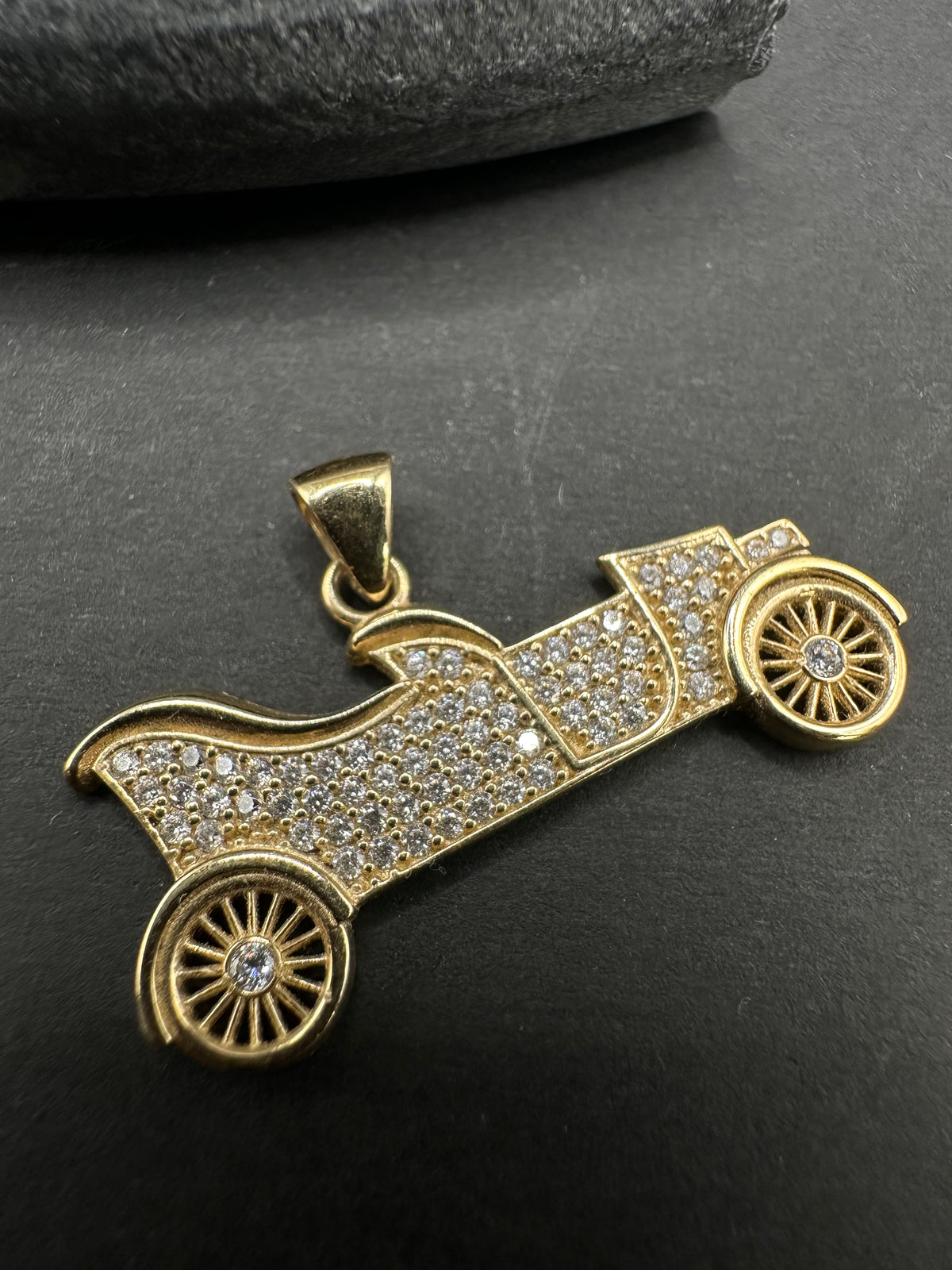 14K Gouden Klassieke Auto Hanger met Zirkonia – 30 x 15 mm
