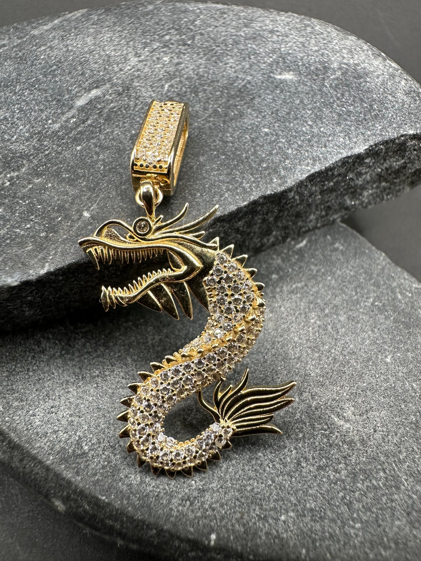 14K Gouden Draak Hanger met Zirkonia – 20 × 43 mm