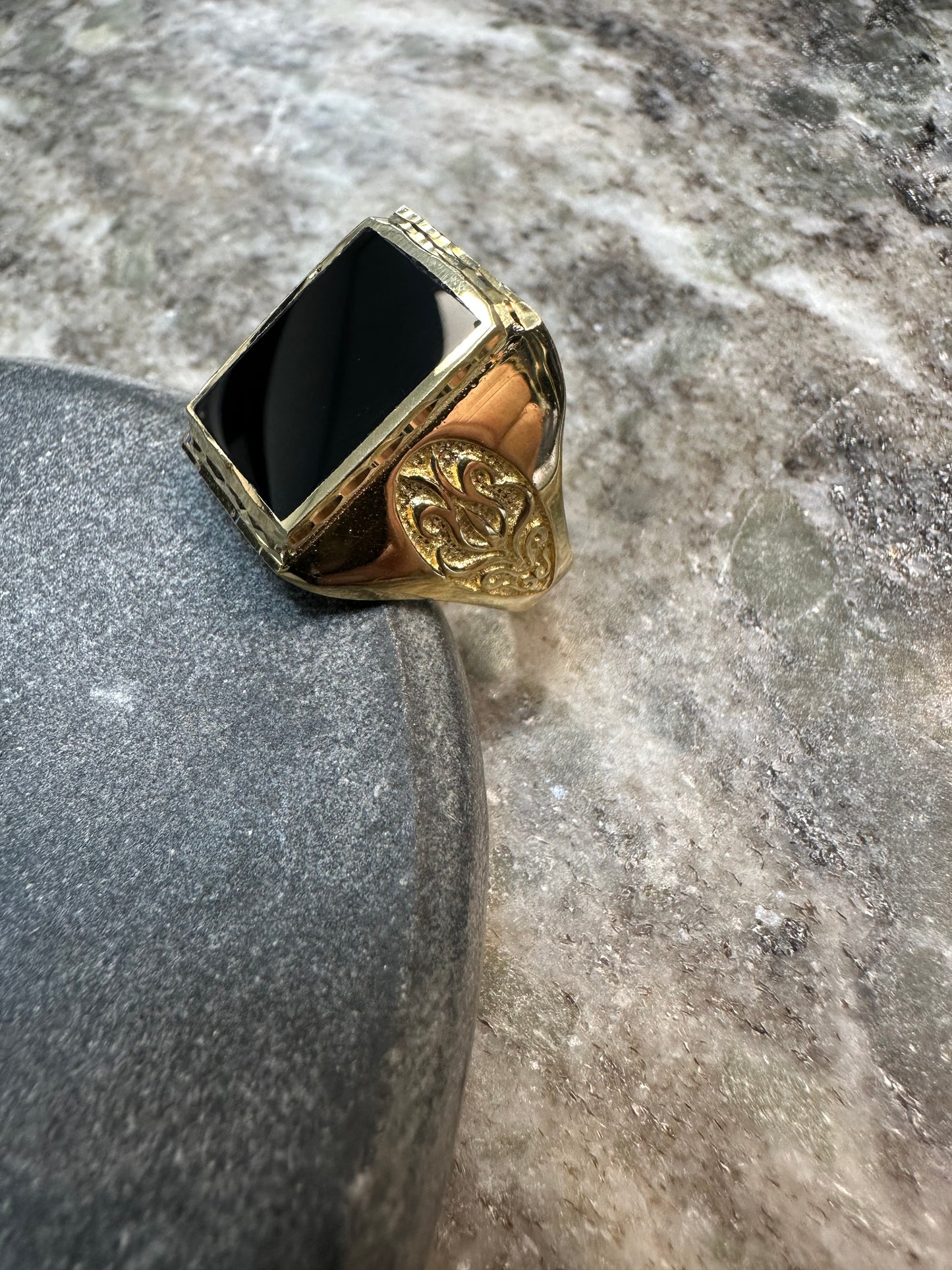 18K Gouden XL Zegelring met Gelaagde Onyx Steen – Maat 20