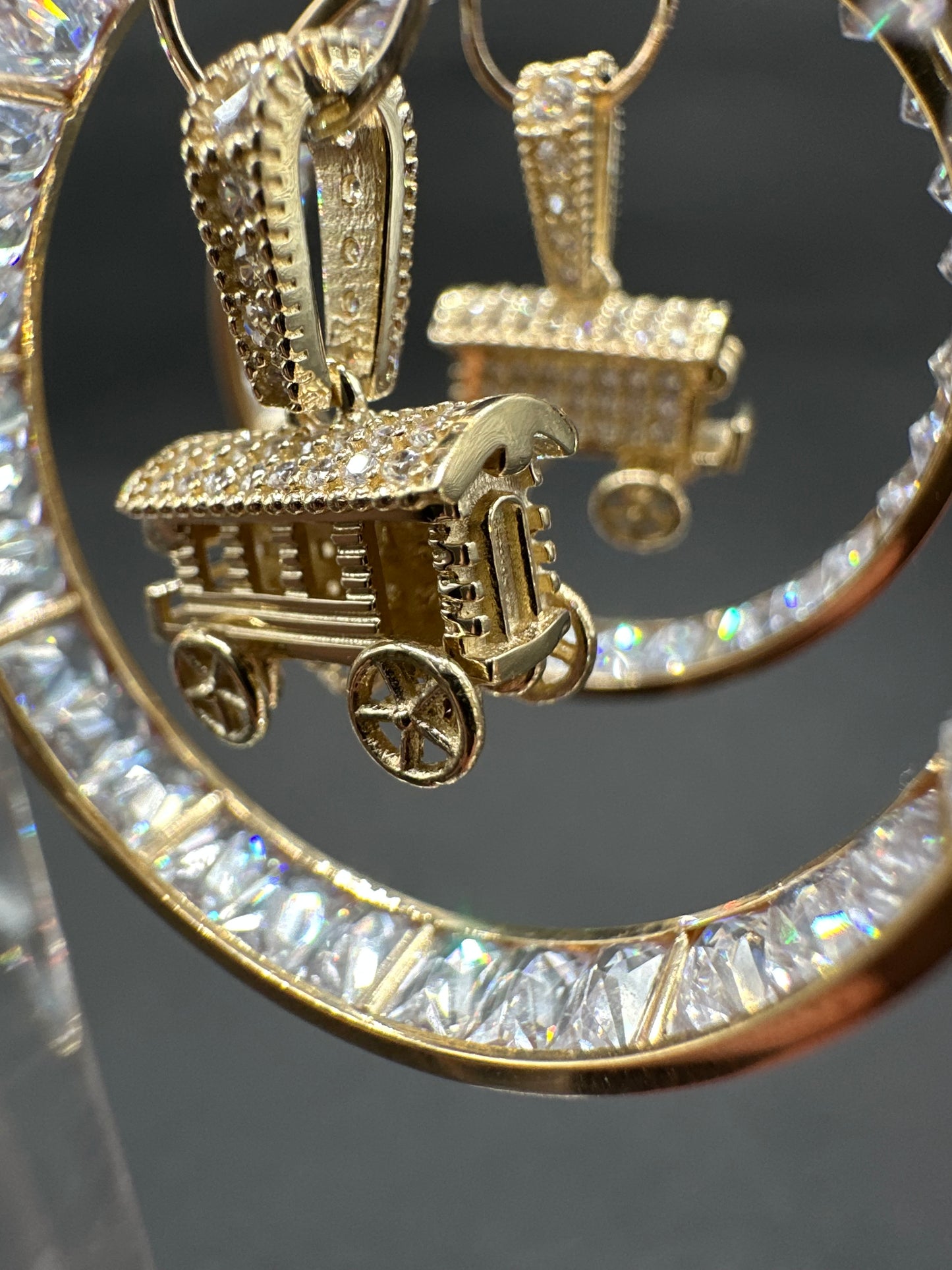 14K Gouden Woonwagen Oorbellen met Zirkonia – 34 mm