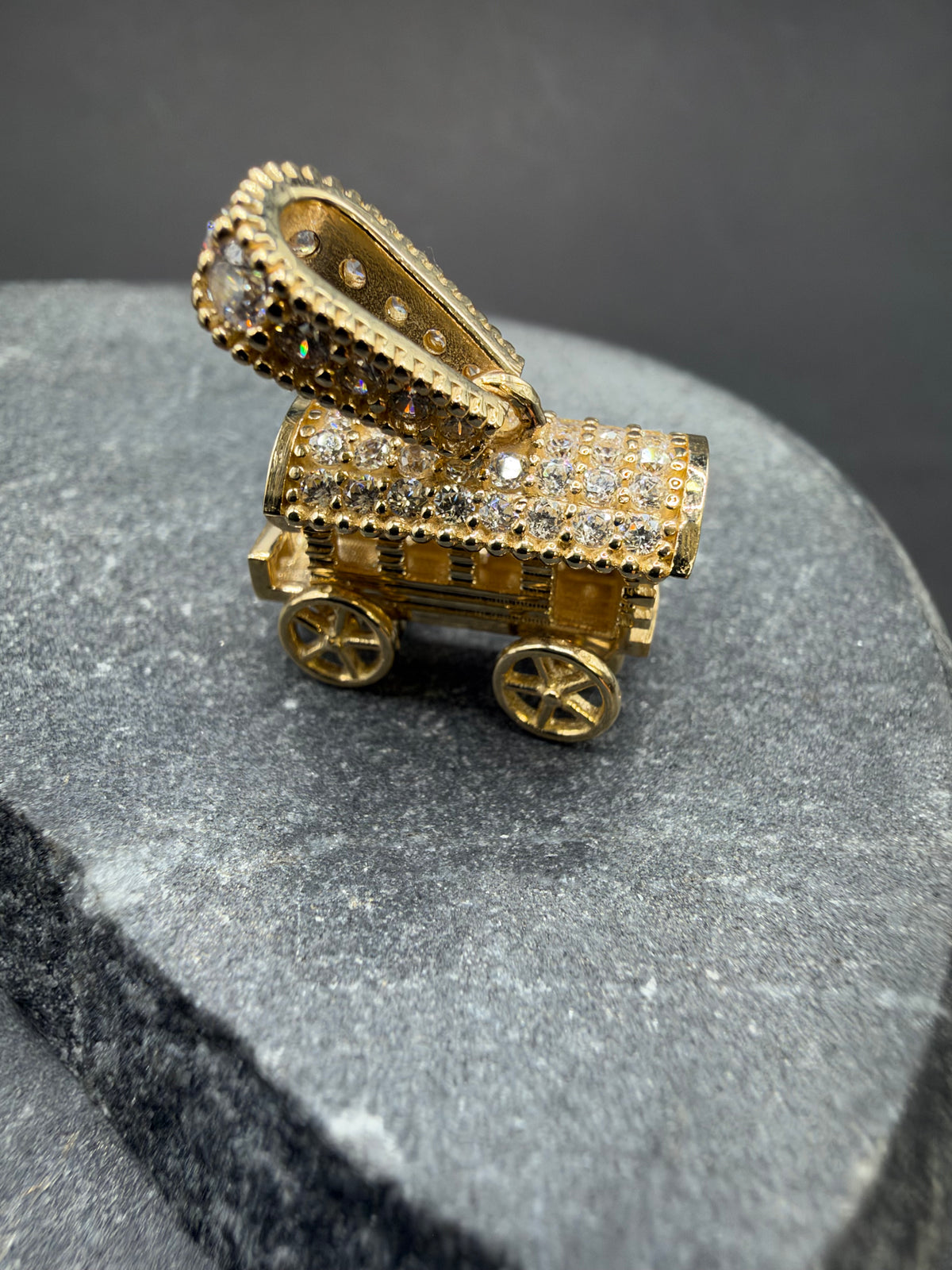 14K Gouden Woonwagen Hanger met Zirkonia – Handgemaakt