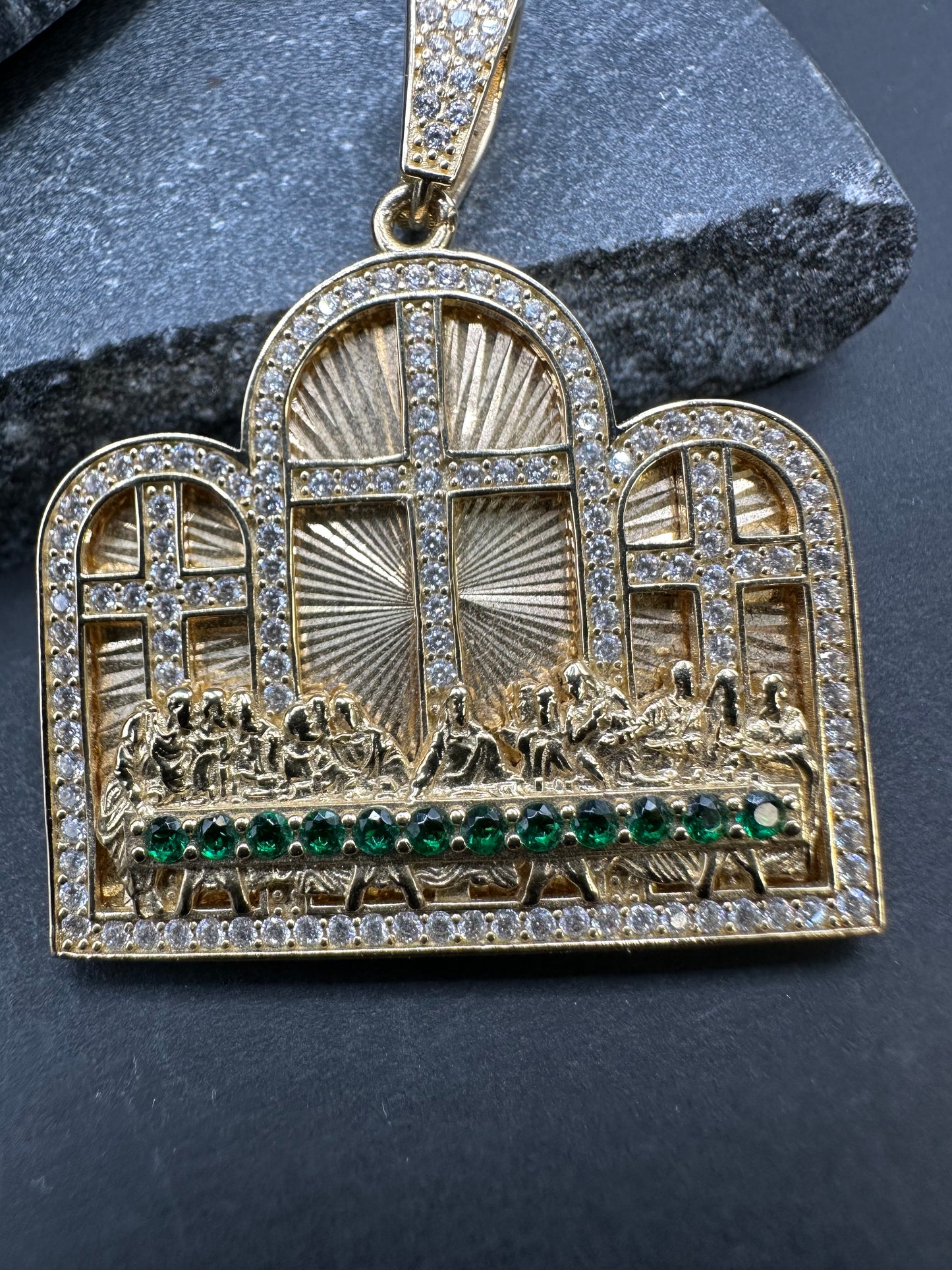 14K Gouden laatste avondmaal Hanger met Zirkonia & Smaragden – 36 × 44 mm