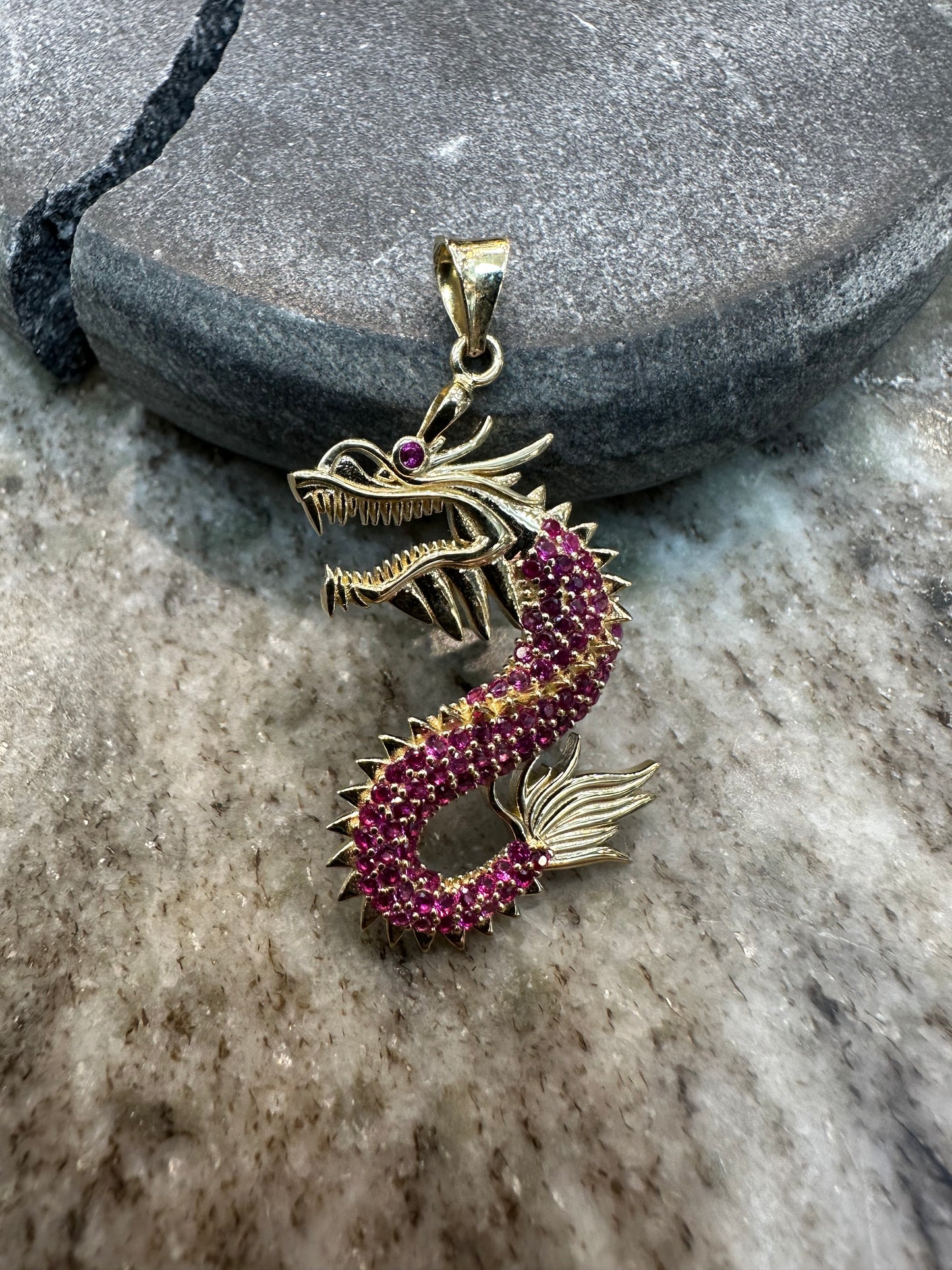 14K Gouden Draak Hanger – Bezet met Robijnen