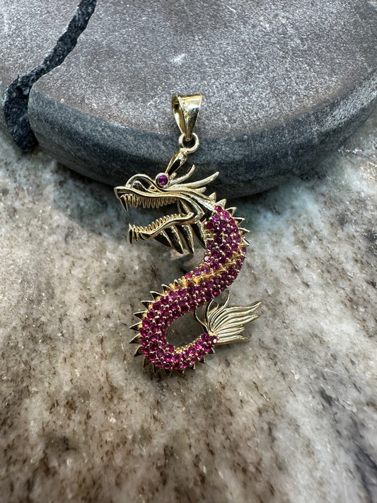 14K Gouden Draak Hanger – Bezet met Robijnen