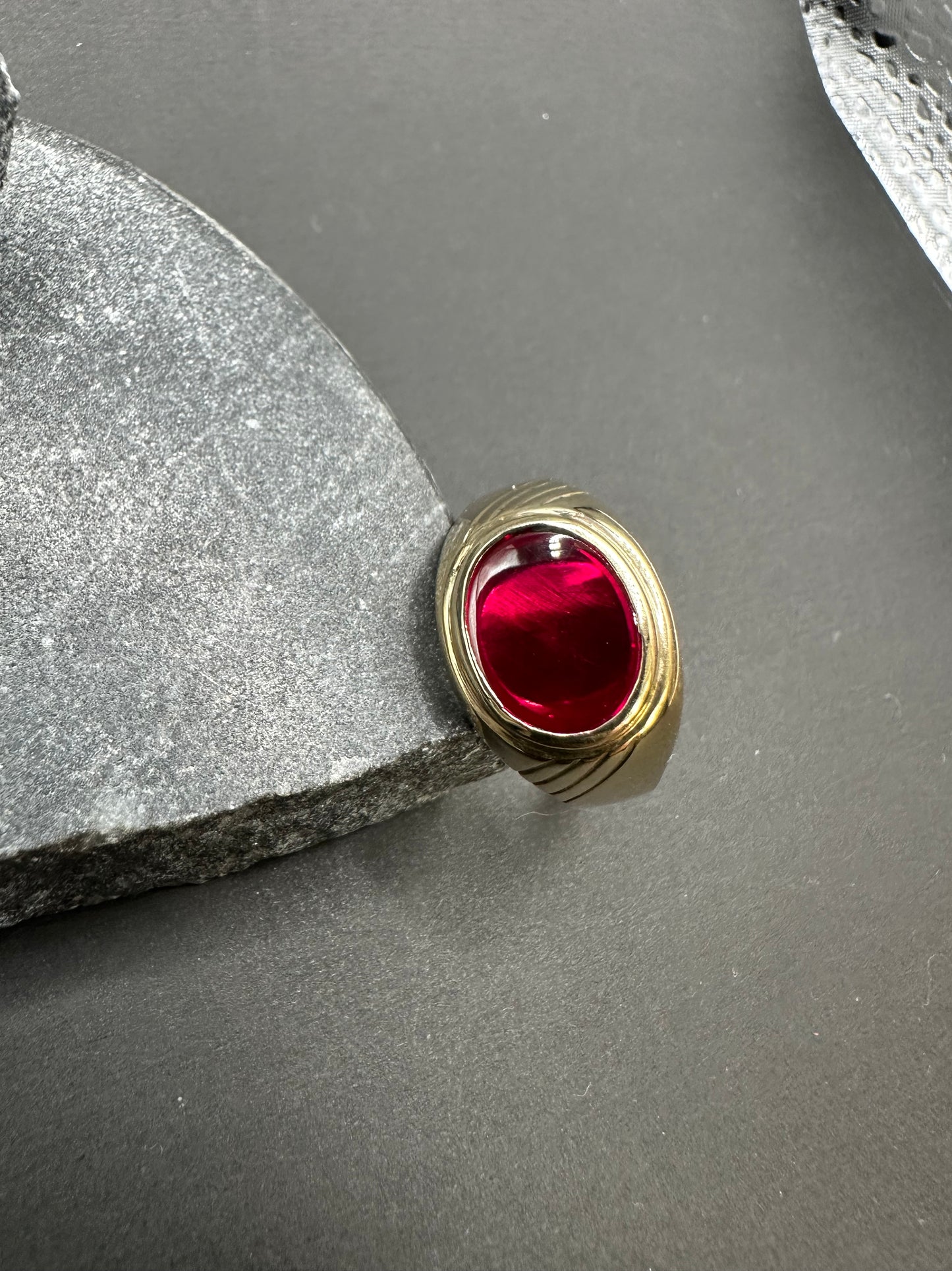 14K Gouden Ring met Rode Edelsteen – Maat 20