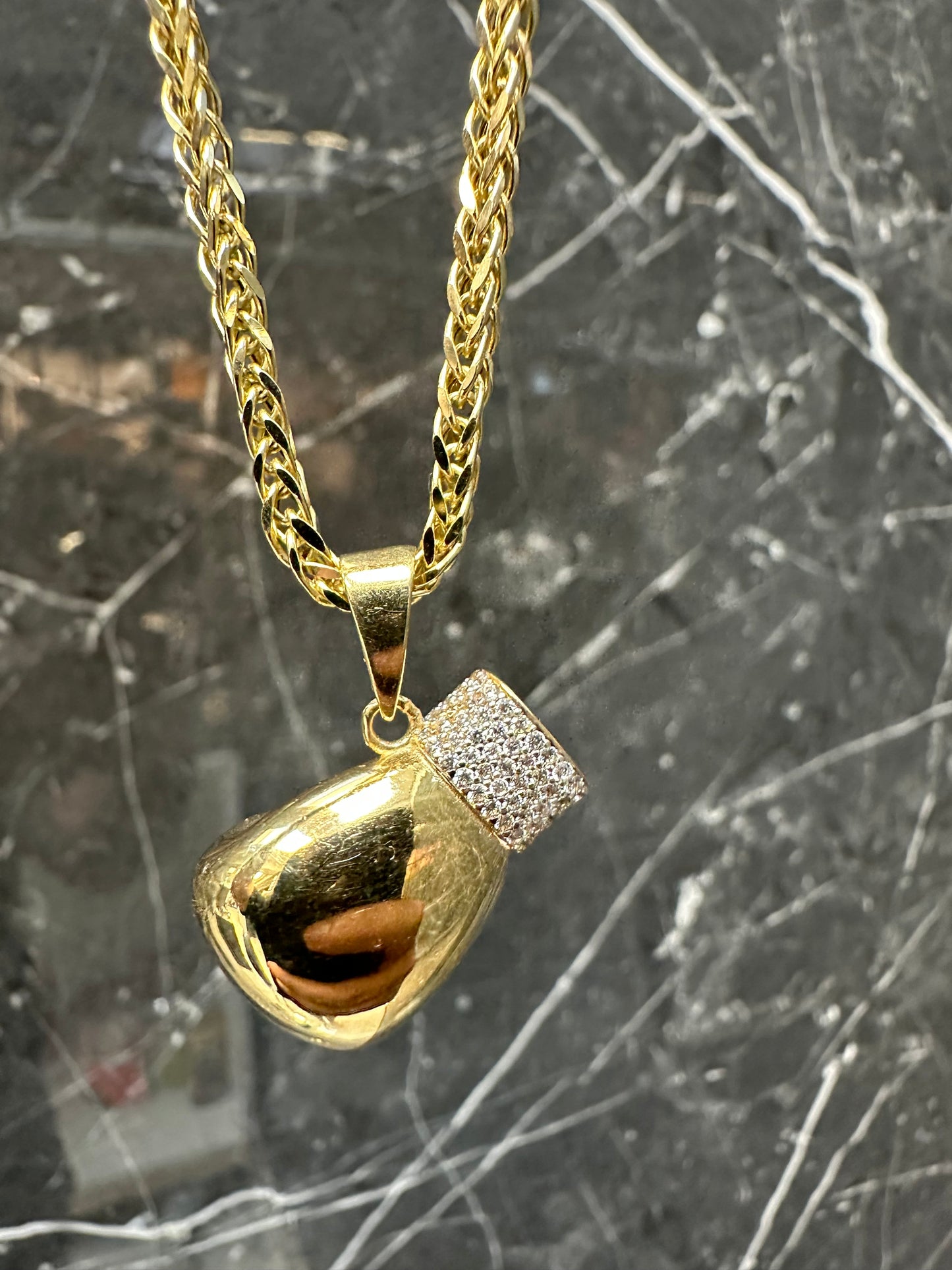 14K Gouden Vossenstaart Ketting met Bokshandschoen Hanger