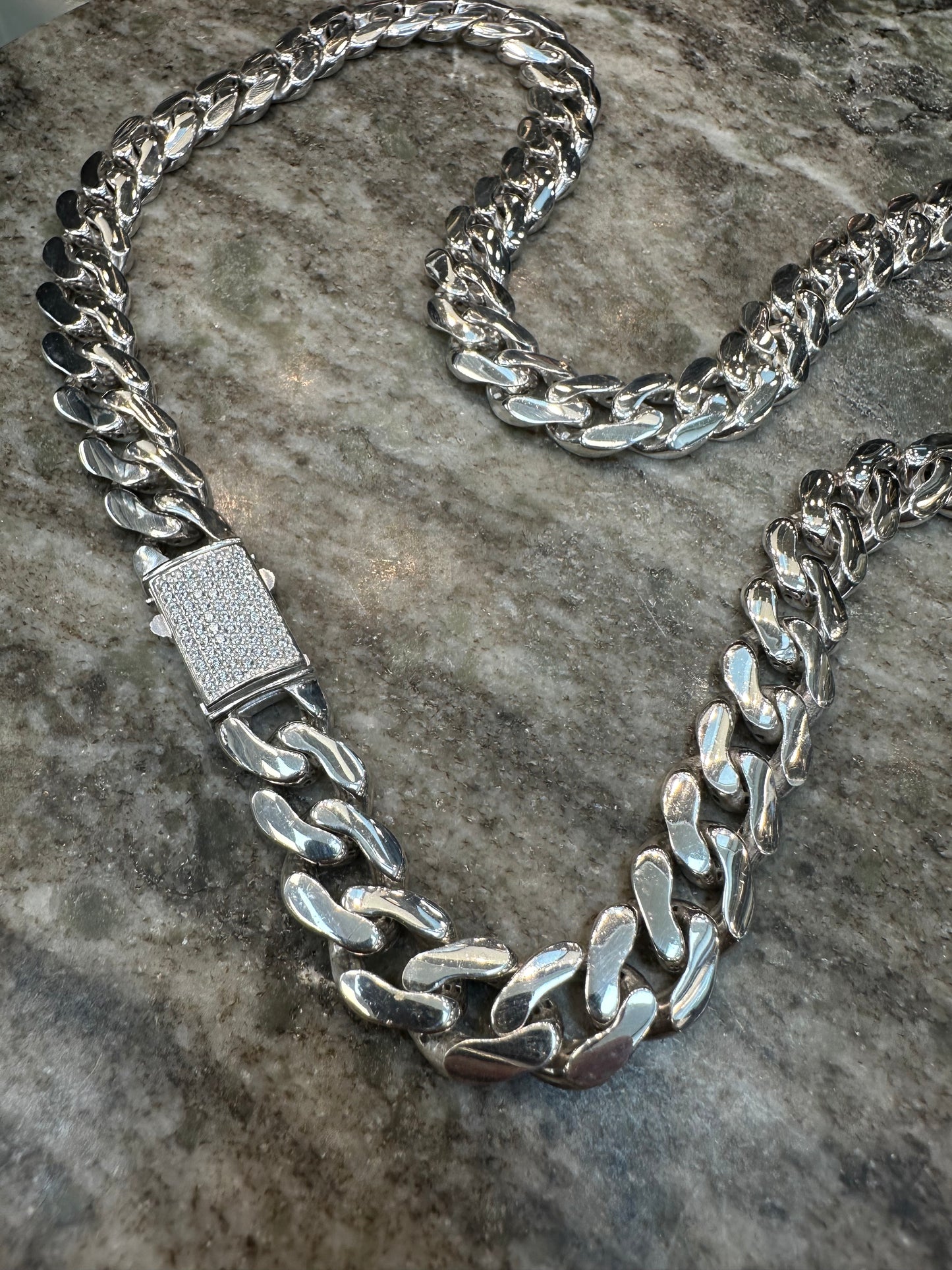 Prachtige 925 Zilveren Cuban Link Ketting – 61 cm | 12 mm | Iced Blokslot
