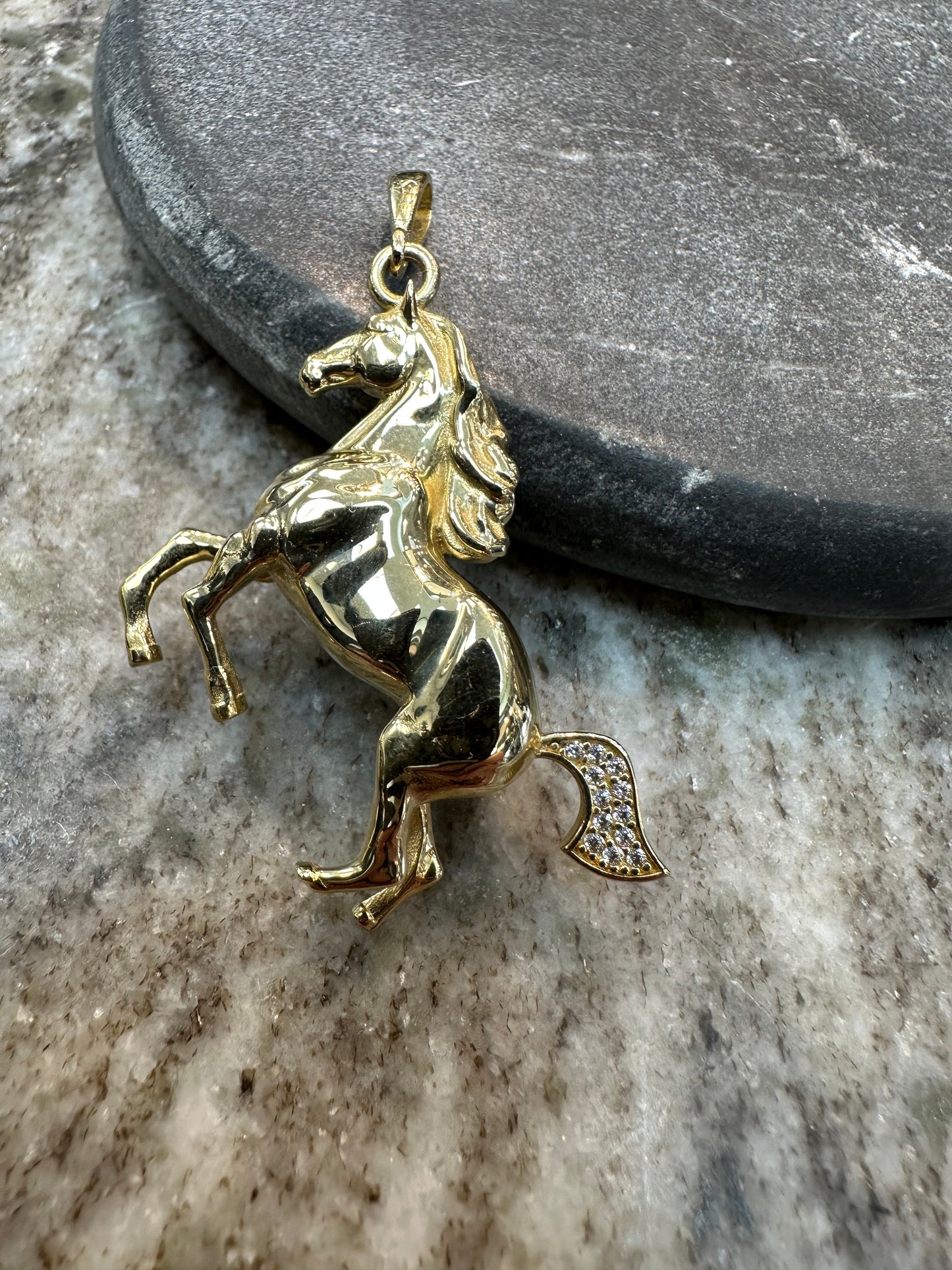 Prachtige 14K Gouden Paard Hanger – 35,8 mm breed | 47,1 mm lang | Gedetailleerd & Luxe