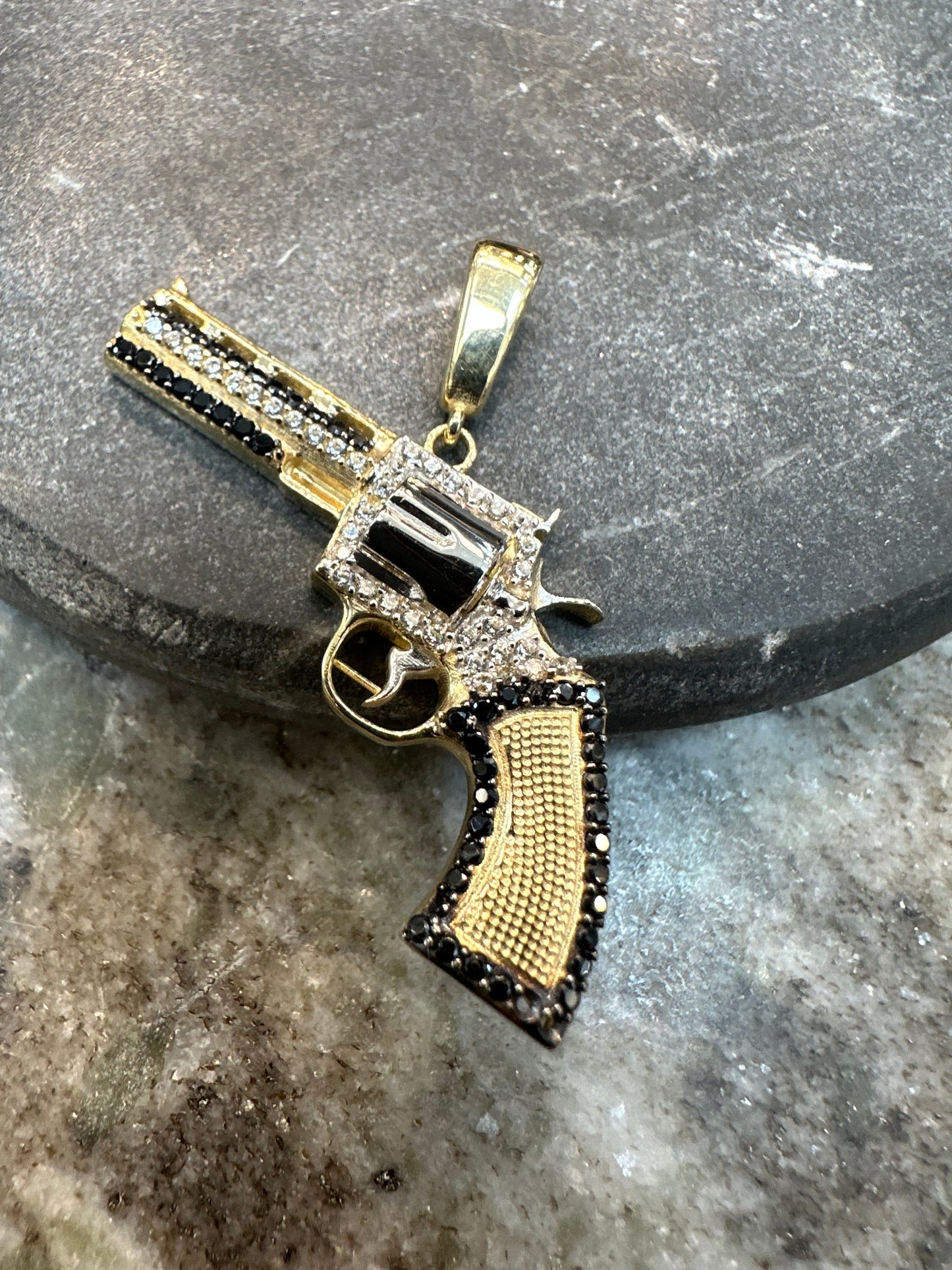 14K Gouden Gedetailleerde Revolver Hanger – Bicolor | Onyx & Zirkonia