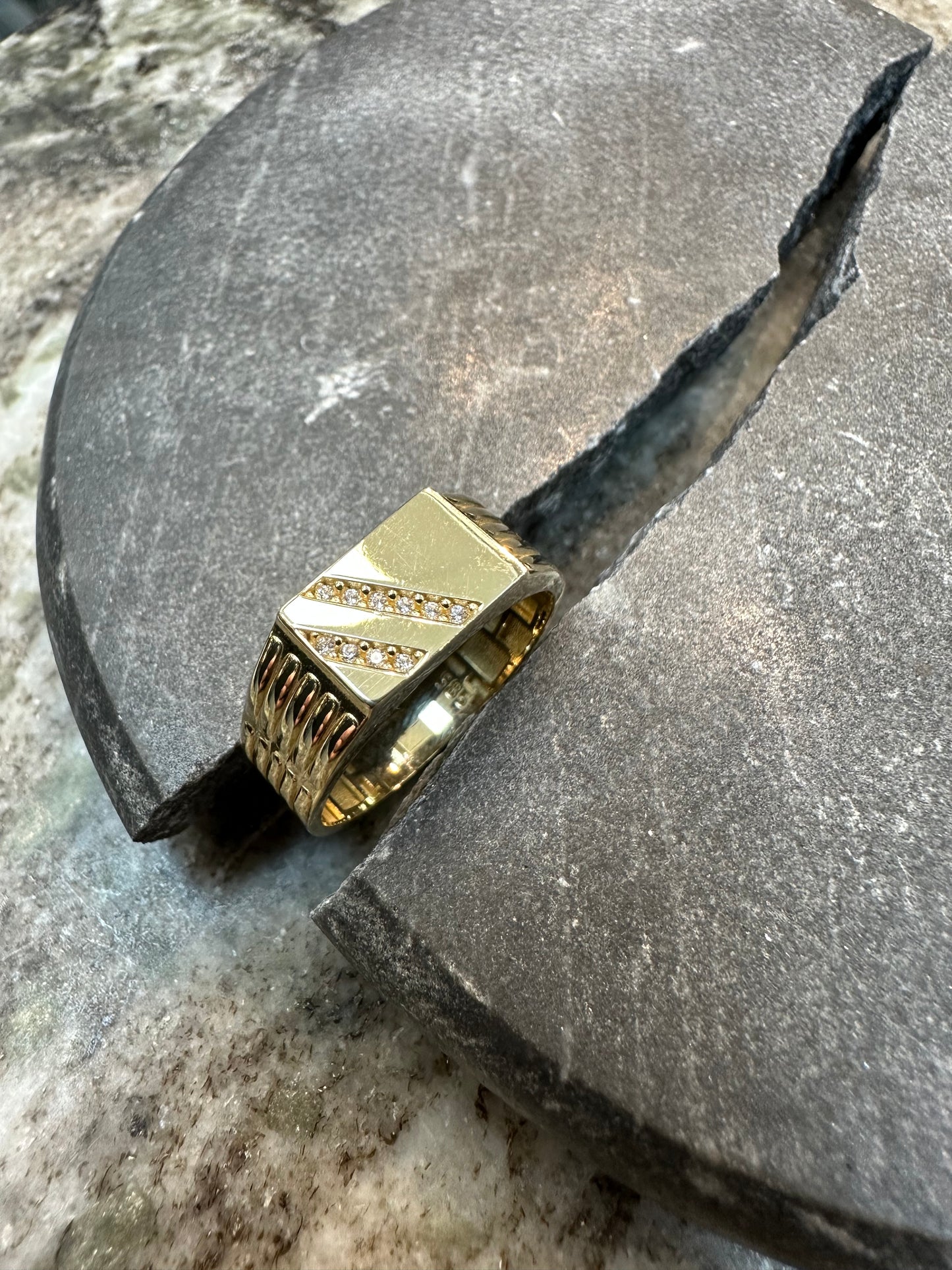 Prachtige 14K Gouden Zegelring met Zirkonia – Maat 20,5 | Luxe & Tijdloos