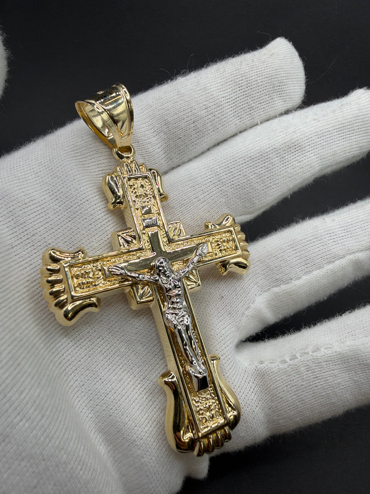 14K Gouden Kruishanger met Jezus in Witgoud – 51 × 86 mm