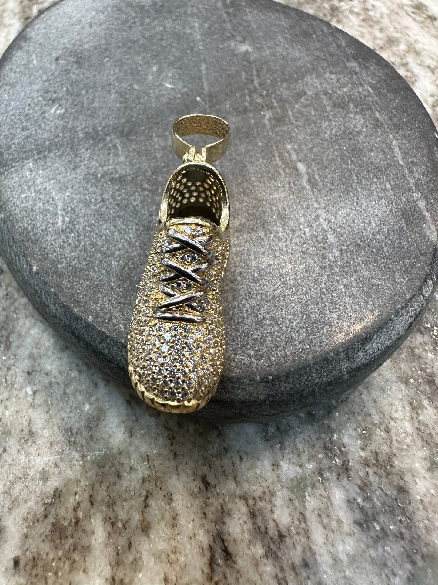 Prachtige 14K Gouden Sneaker Hanger – Iced met Zirkonia | 11,6 mm breed | 45,5 mm lang
