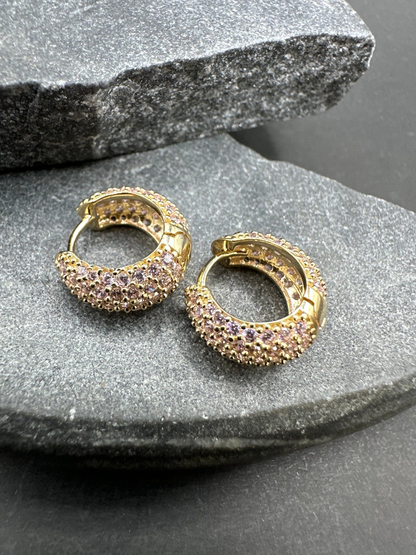 14K Gouden Oorbellen met Roze Steentjes – 13,7 mm