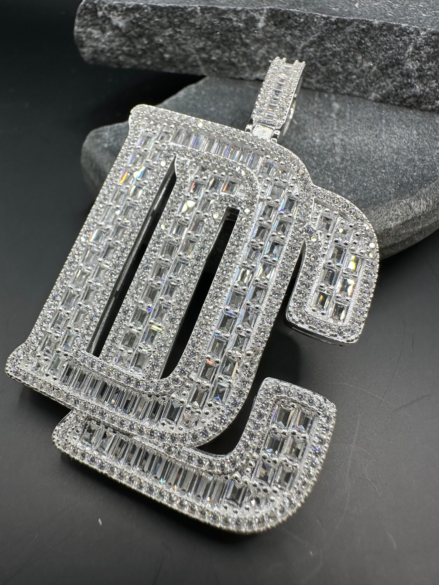 925 Zilveren DC Hanger – 67 mm lang | 38 mm breed | Iced met Zirkonia