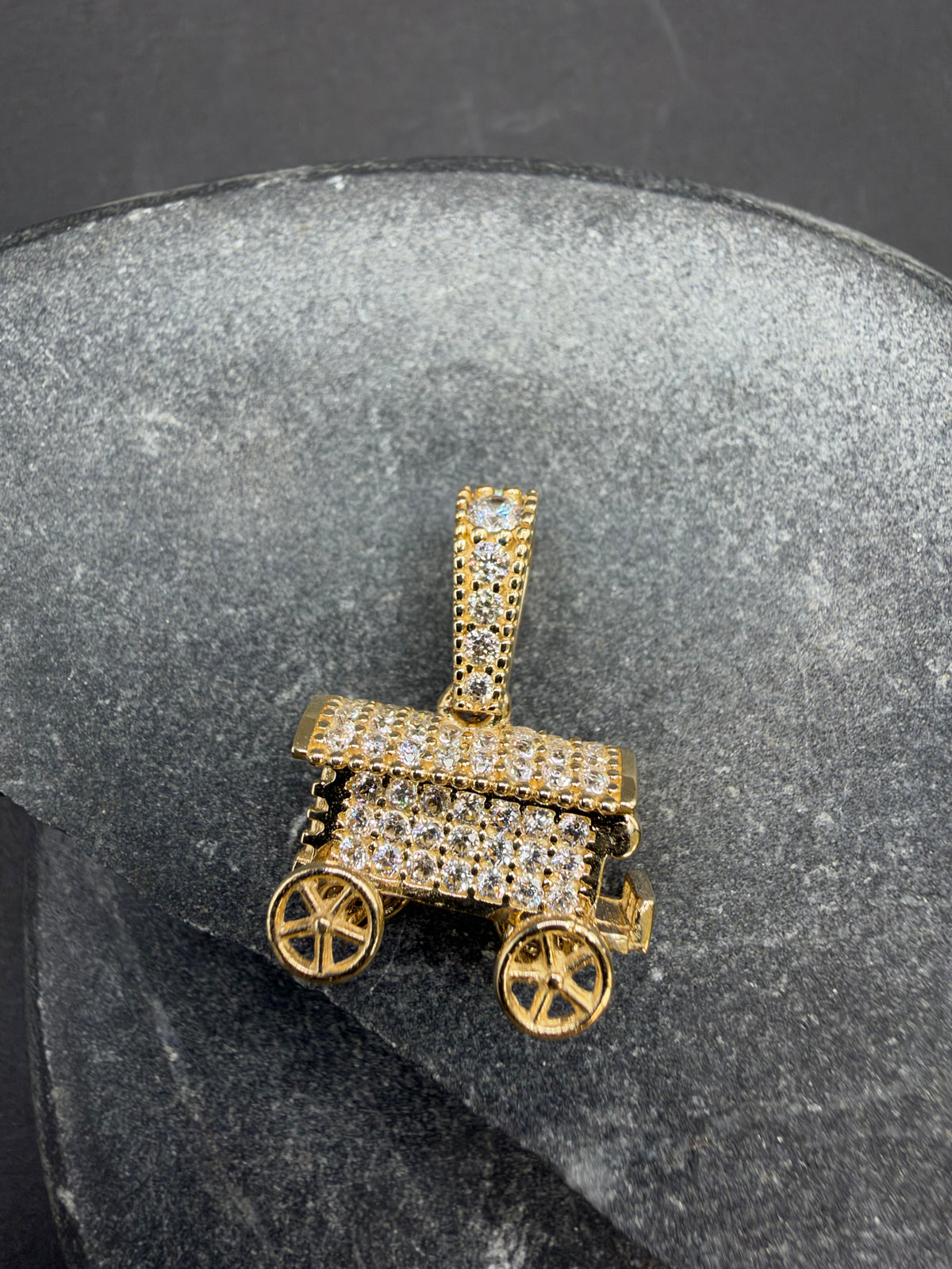 14K Gouden Woonwagen Hanger met Zirkonia – Handgemaakt
