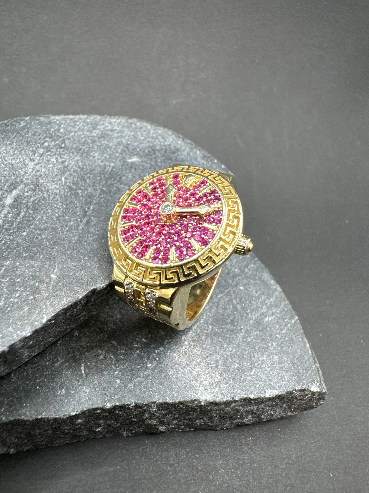 14K Gouden Iced Klok Ring met Robijnen – Maat 21