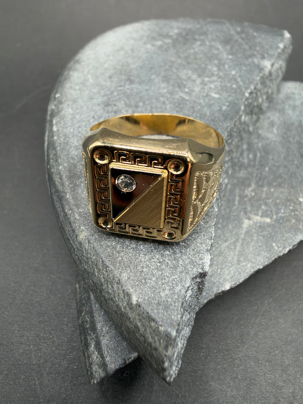 18K Gouden Ring met Meandrosbewerking en Zirkonia – Maat 21,5
