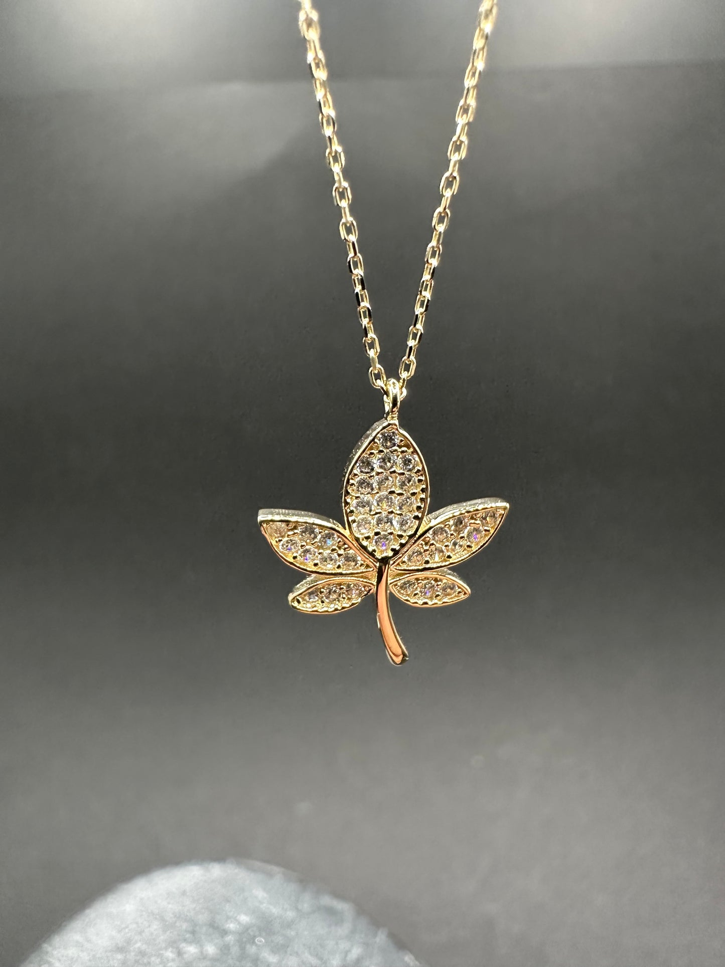 14K Gouden Elegante Ketting met Blad Hanger – 42 cm