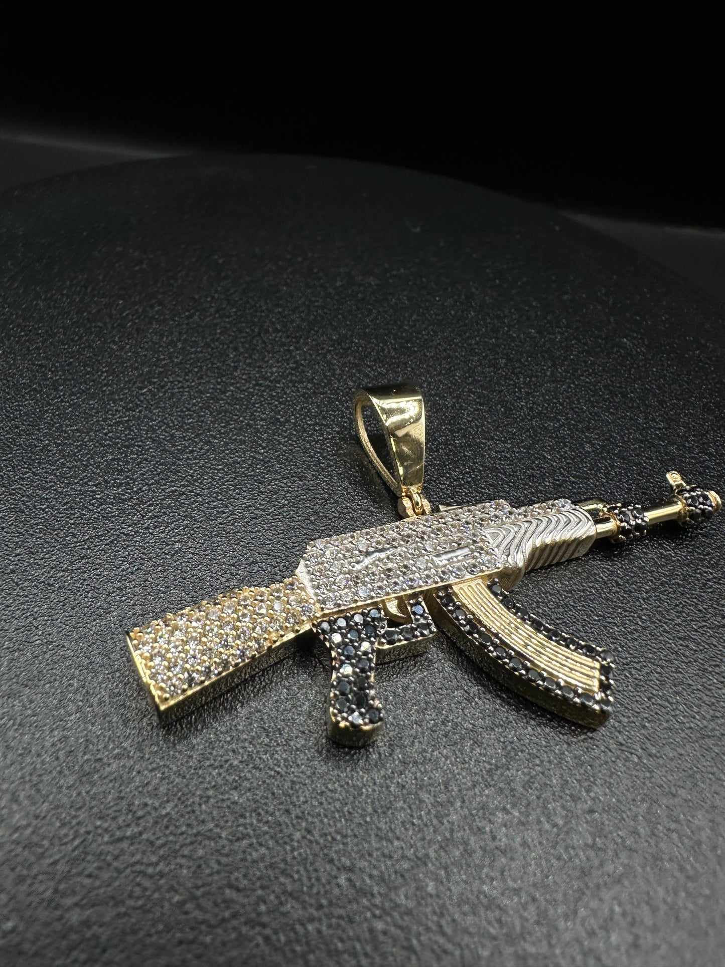 14K Gouden AK-47 Hanger met Zirkonia en Onyx – 60 mm