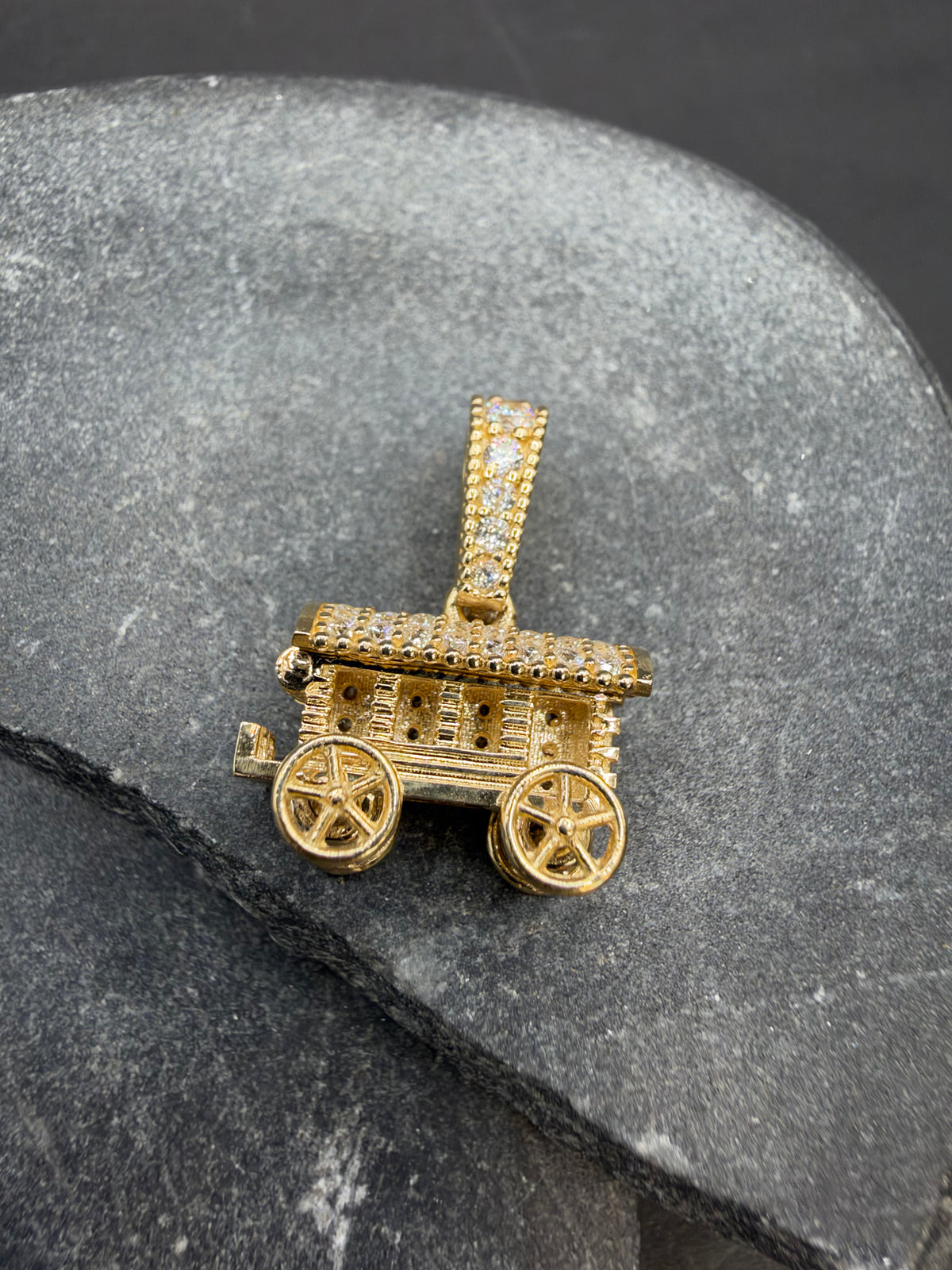 14K Gouden Woonwagen Hanger met Zirkonia – Handgemaakt