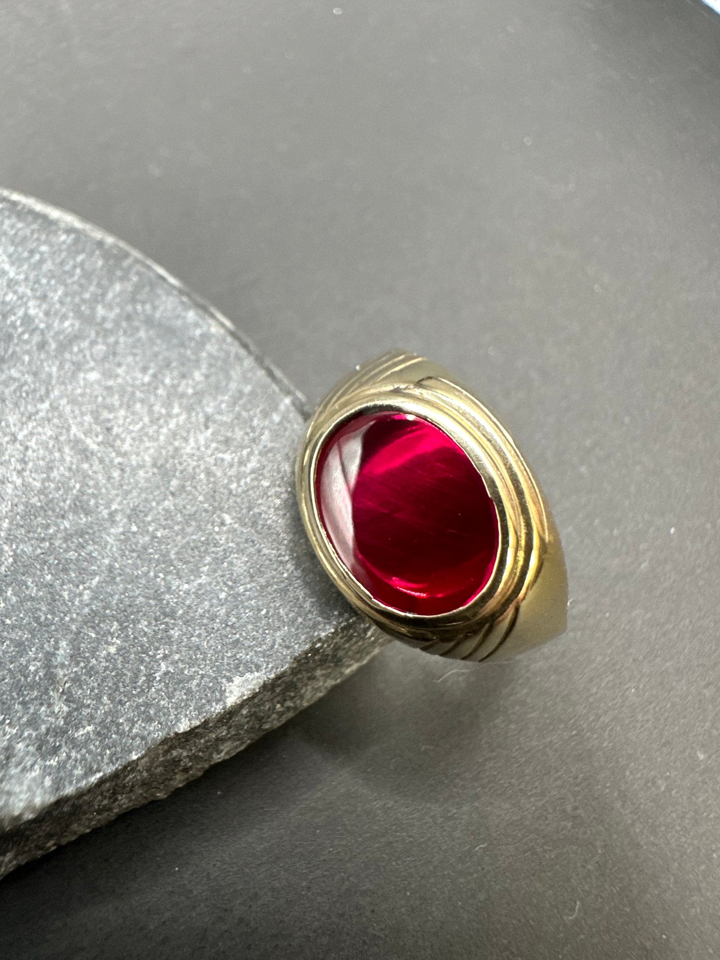 14K Gouden Ring met Rode Edelsteen – Maat 20