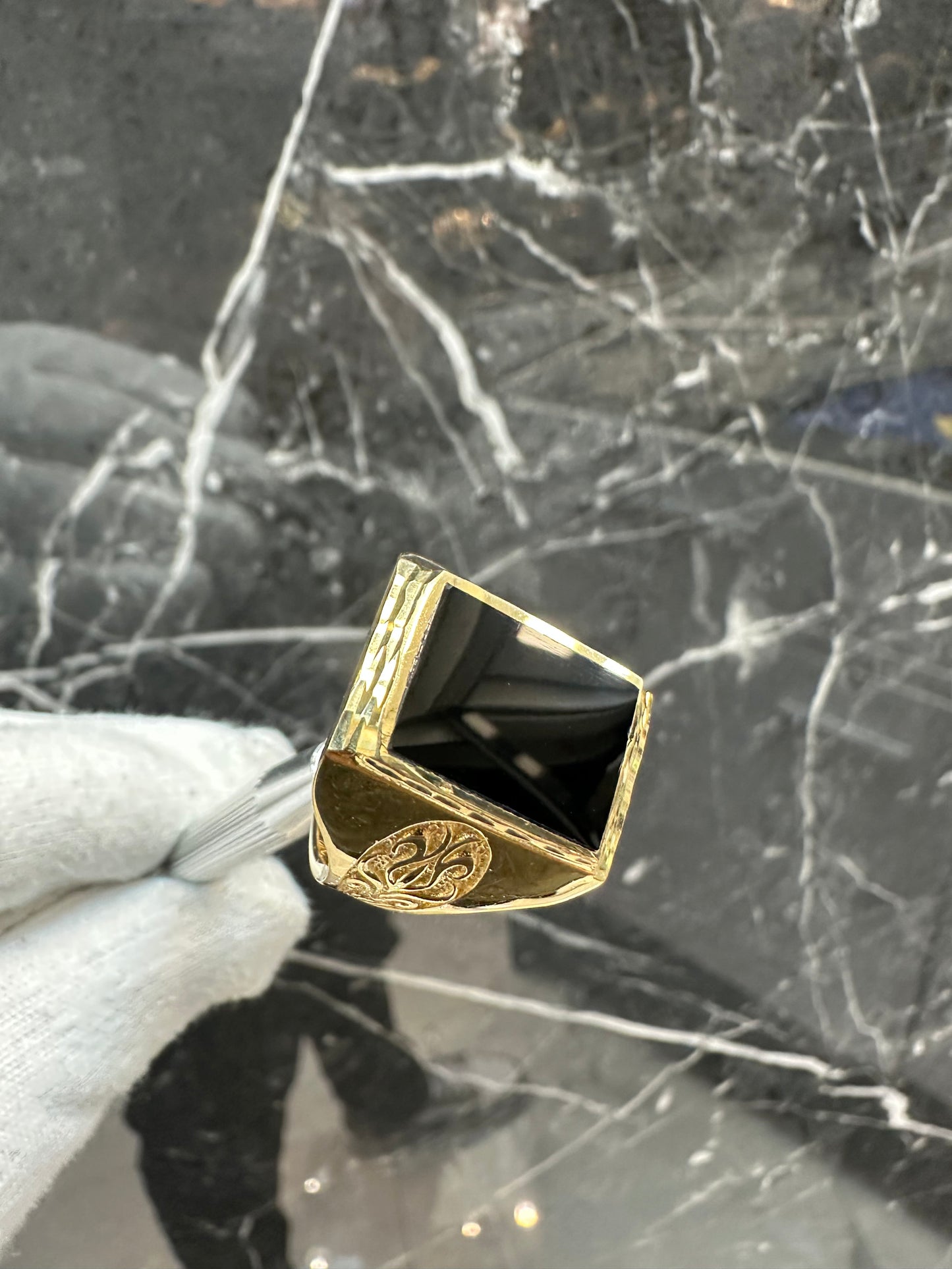 18K Gouden XL Zegelring met Gelaagde Onyx Steen – Maat 20