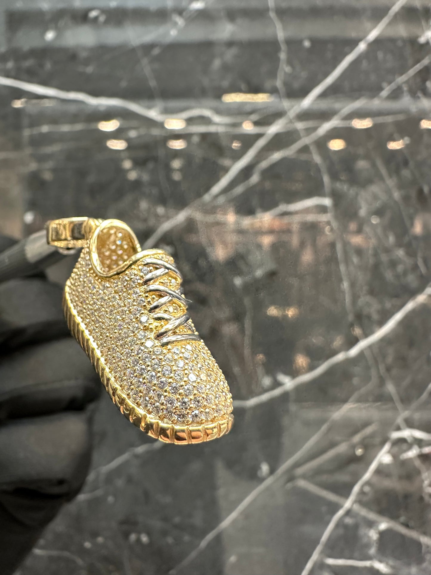 Prachtige 14K Gouden Sneaker Hanger – Iced met Zirkonia | 11,6 mm breed | 45,5 mm lang