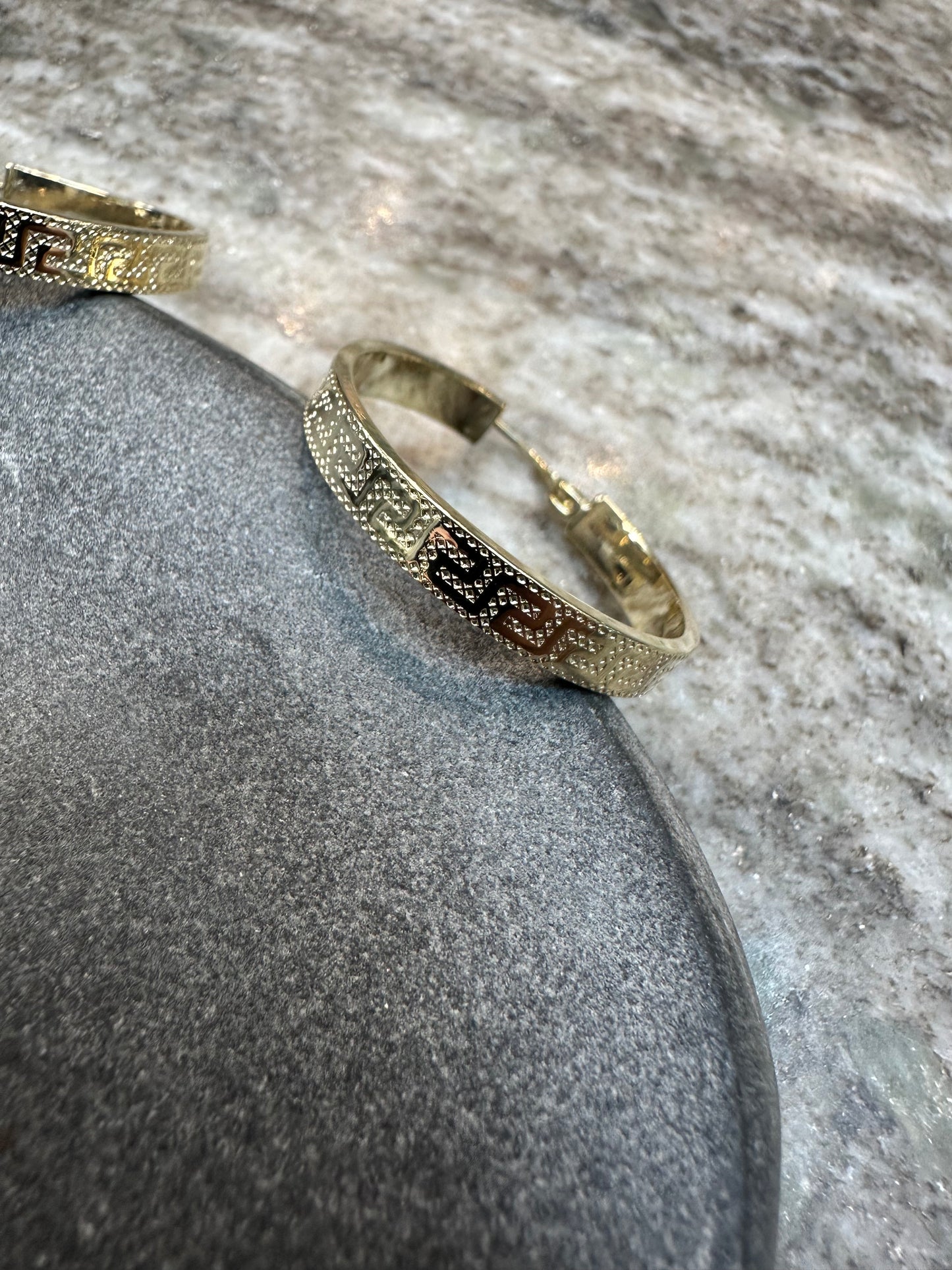 Prachtige 14K Gouden Creolen met Griekse Tekens – 27,8 mm | Tijdloos & Elegant