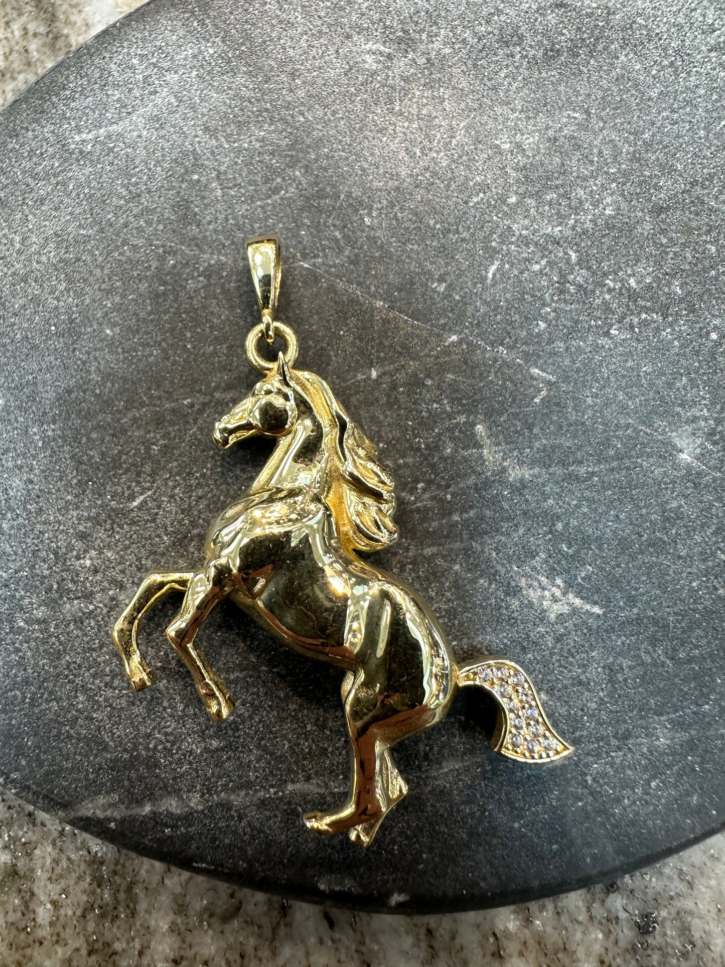 Prachtige 14K Gouden Paard Hanger – 35,8 mm breed | 47,1 mm lang | Gedetailleerd & Luxe