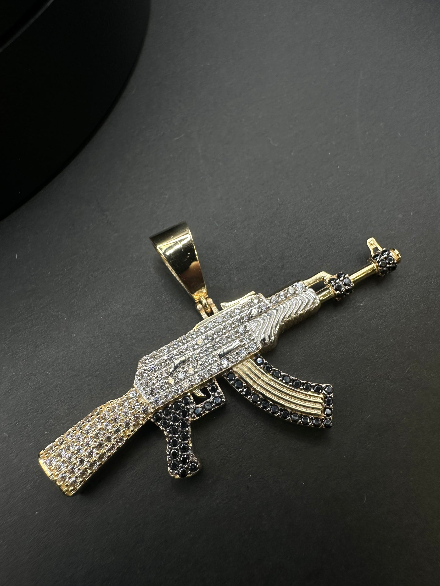 14K Gouden AK-47 Hanger met Zirkonia en Onyx – 60 mm