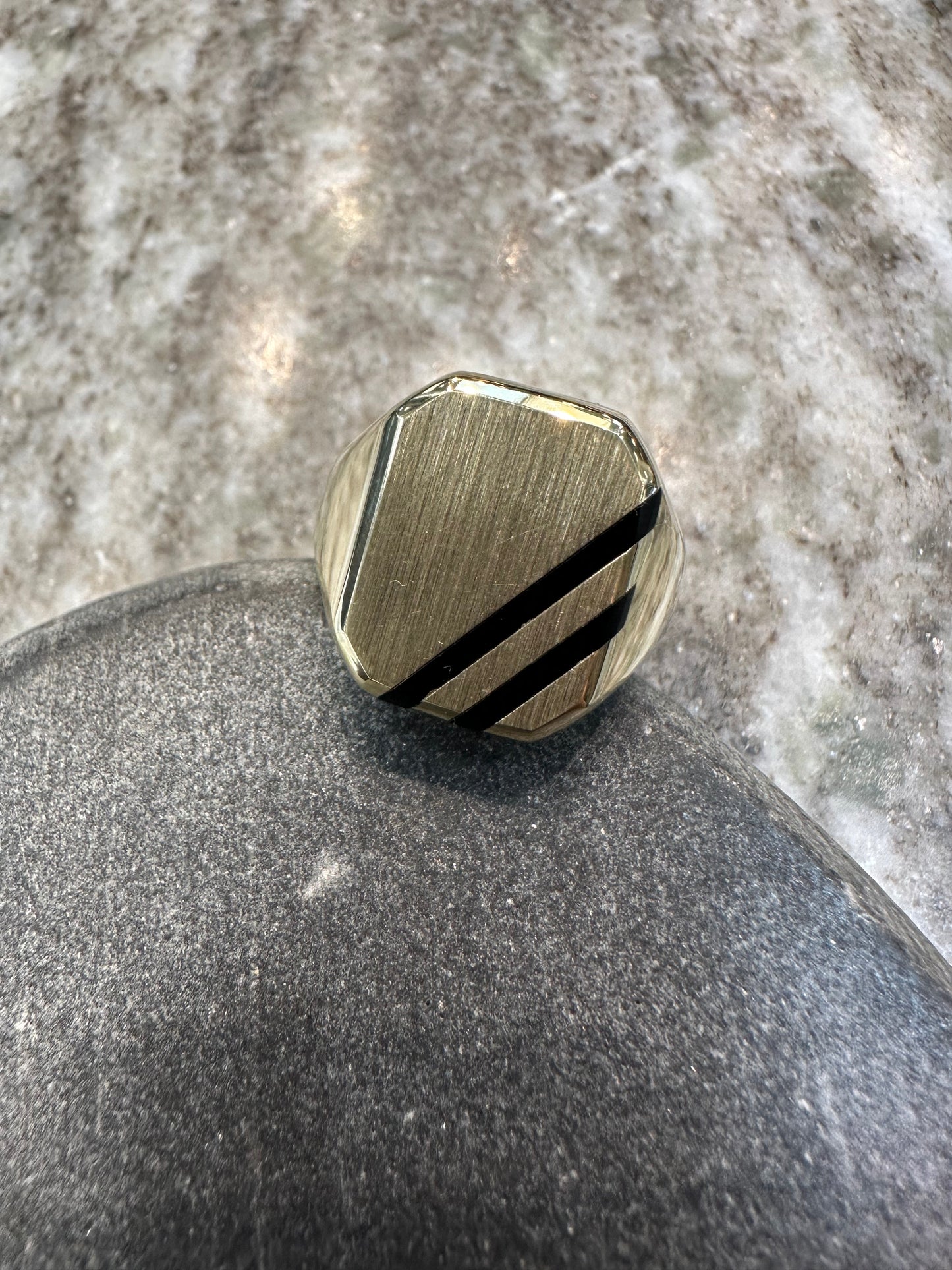 14K Gouden Klassieke Zegelring met Onyx Lagensteen – Tijdloos & Stijlvol