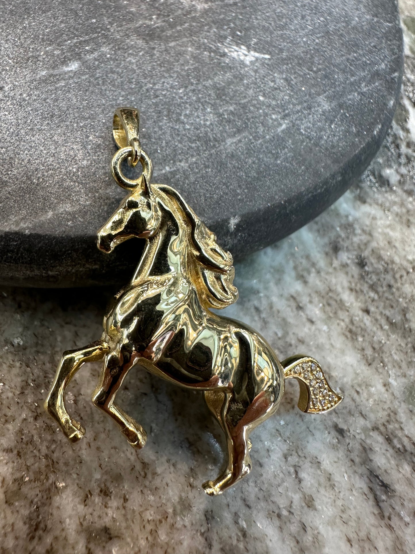 Prachtige 14K Gouden Paard Hanger – 35,8 mm breed | 47,1 mm lang | Gedetailleerd & Luxe