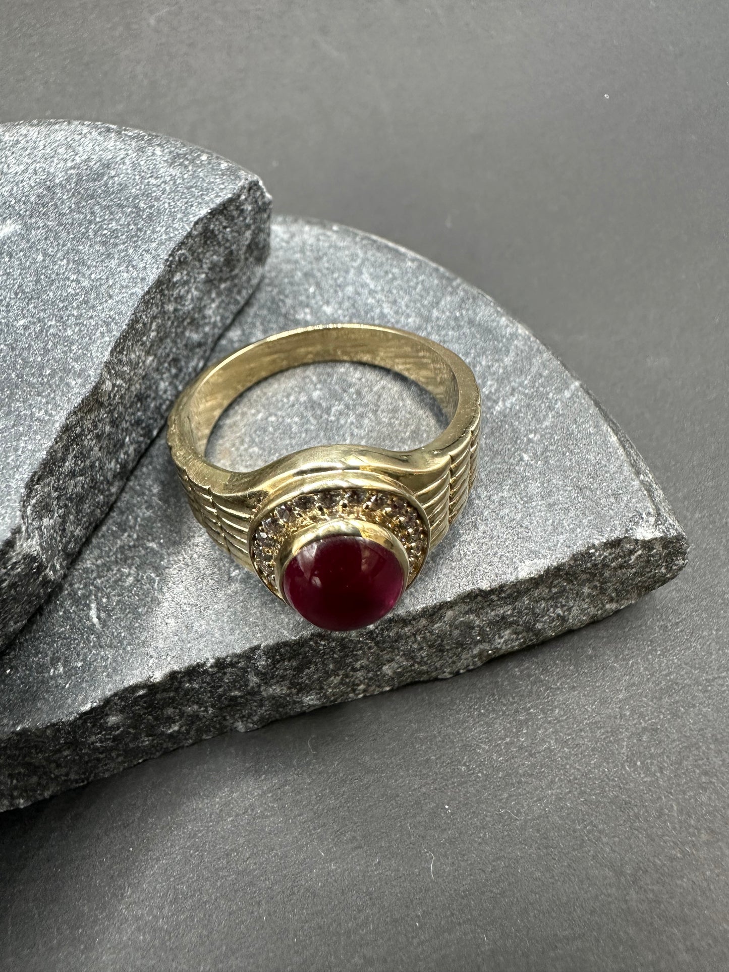 14K Gouden Massieve Ring met Rode Edelsteen en Zirkonia – Maat 21,5