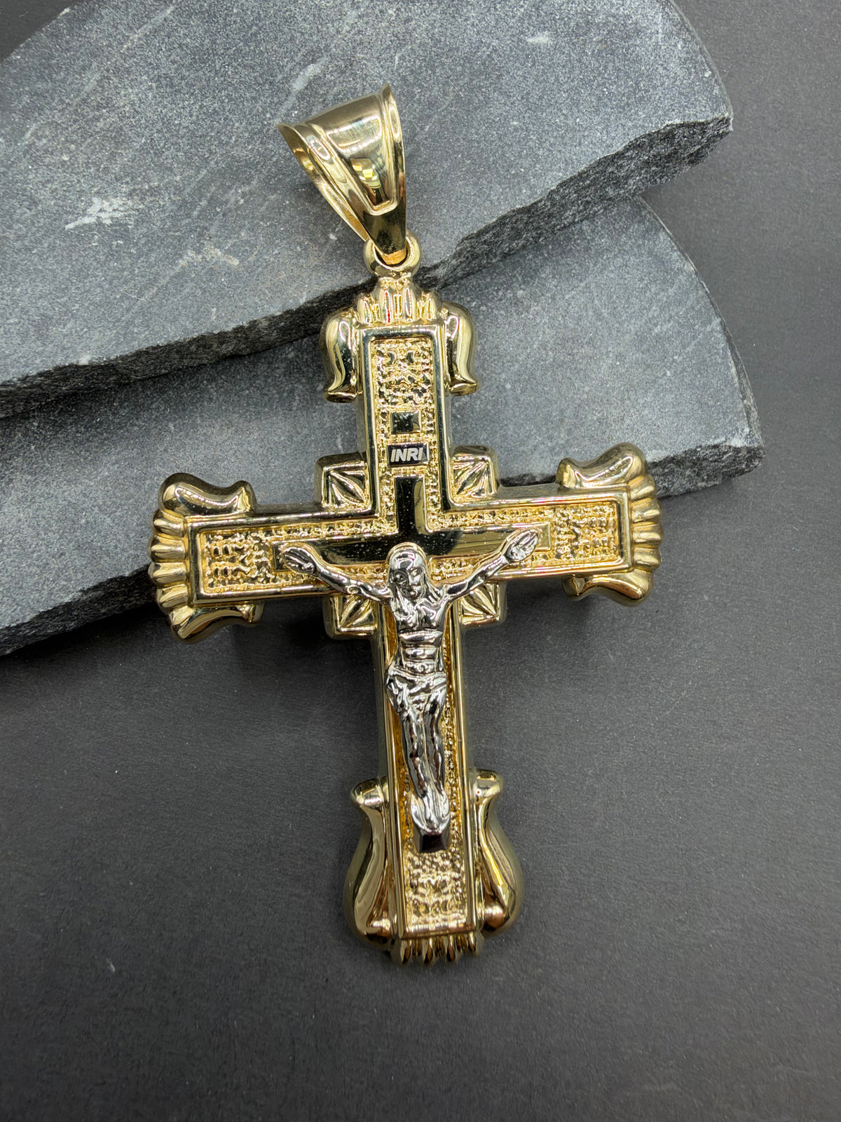 14K Gouden Kruishanger met Jezus in Witgoud – 51 × 86 mm
