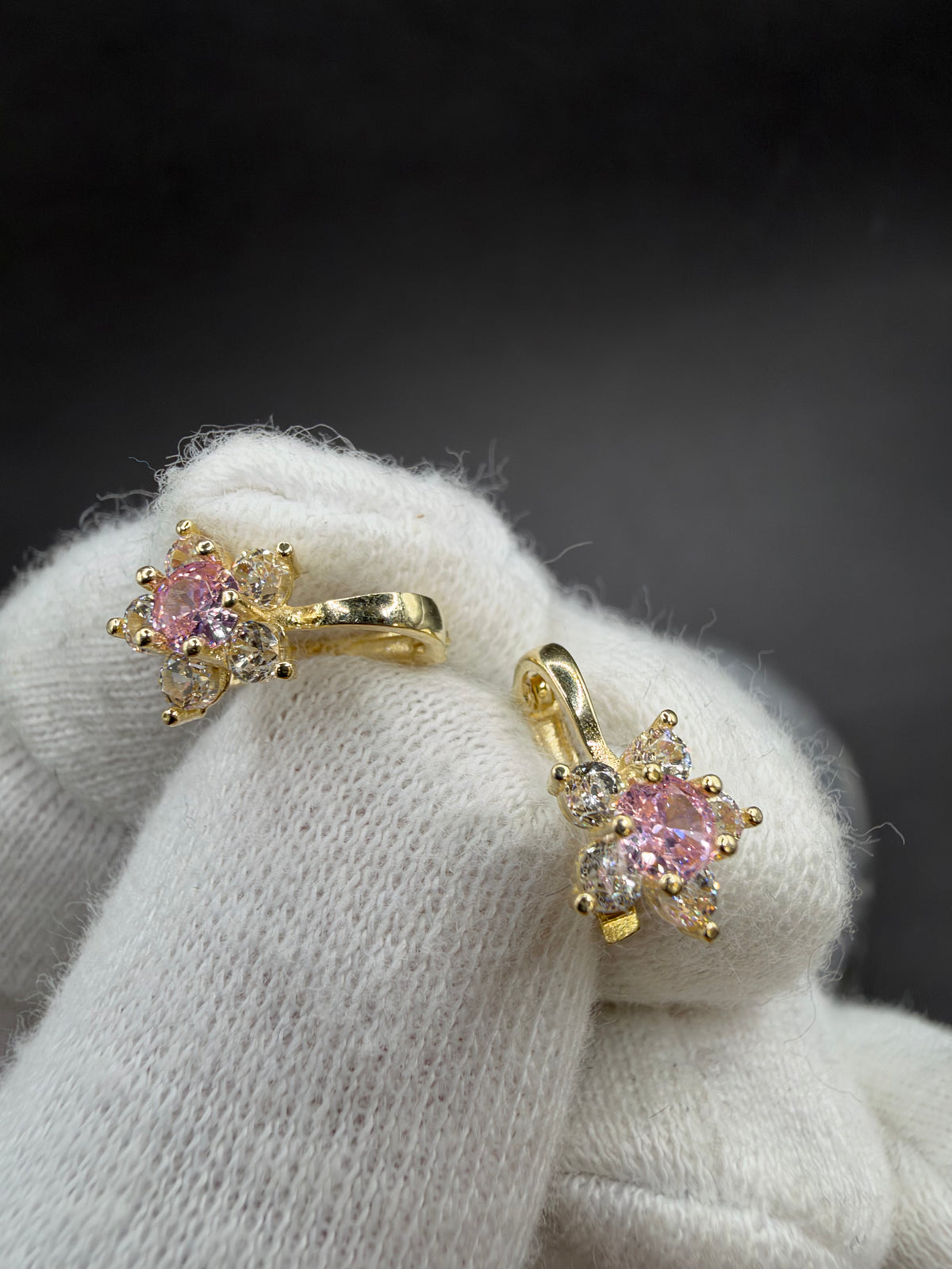 14K Gouden Bloemoorbellen met Edelstenen – 12 × 9 mm