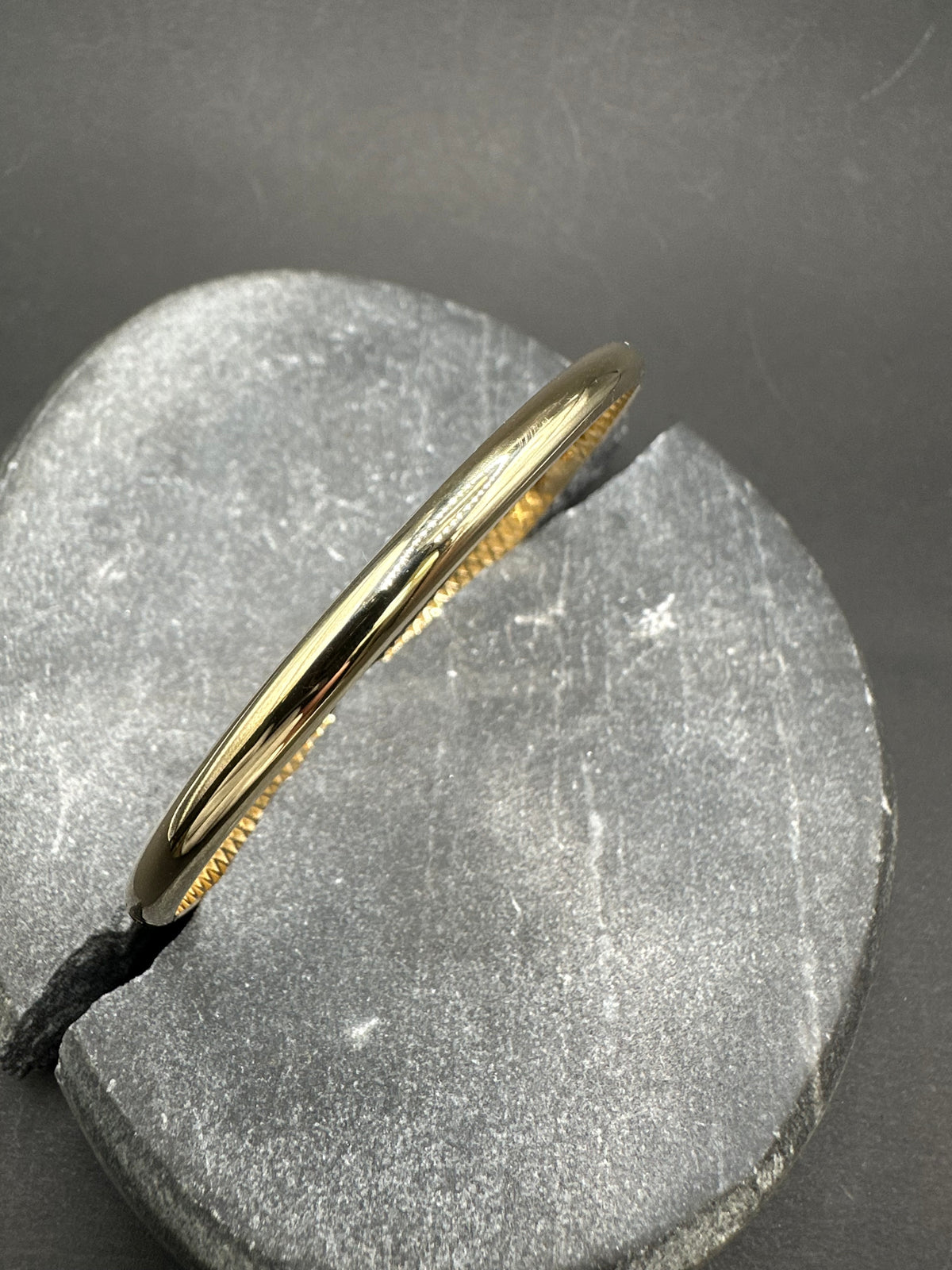 14K Gouden Moderne Gladde Slavenarmband met Structuur – 59,6 mm – 4,1 mm
